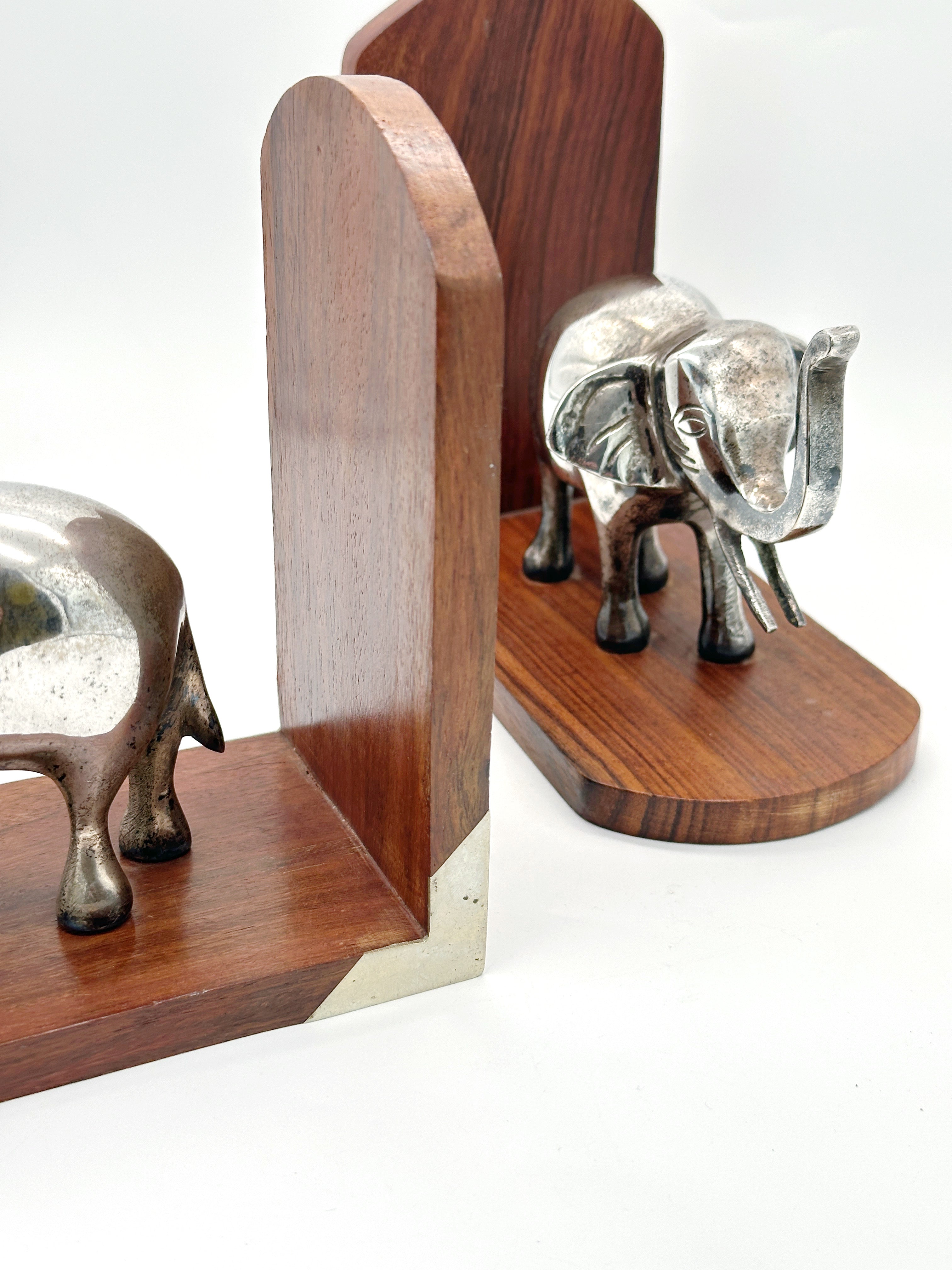 Mid-Century Teak-Buchstützen mit versilberten Elefanten