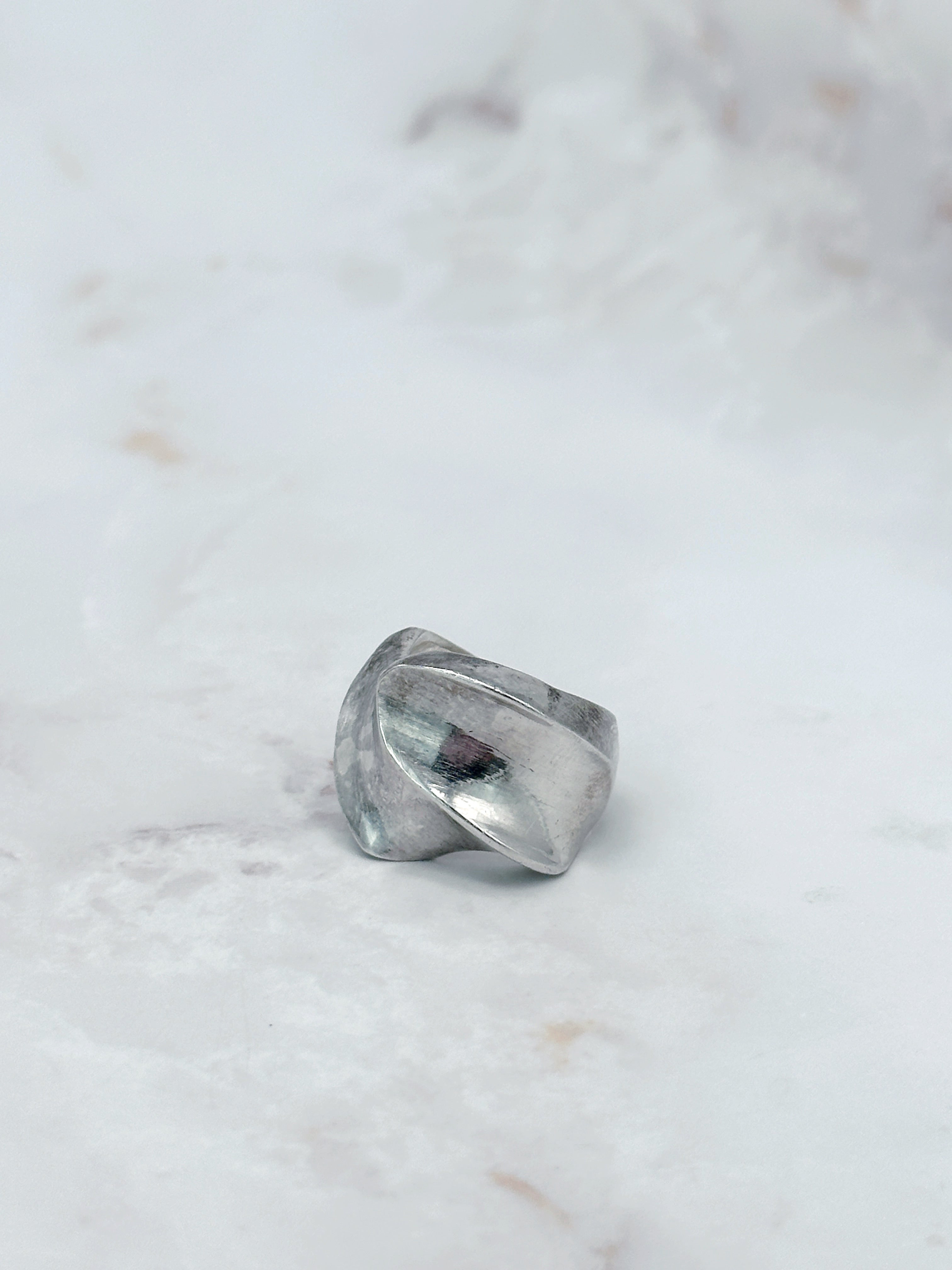 Statement Ring aus 925 Silber in abstrakter Form