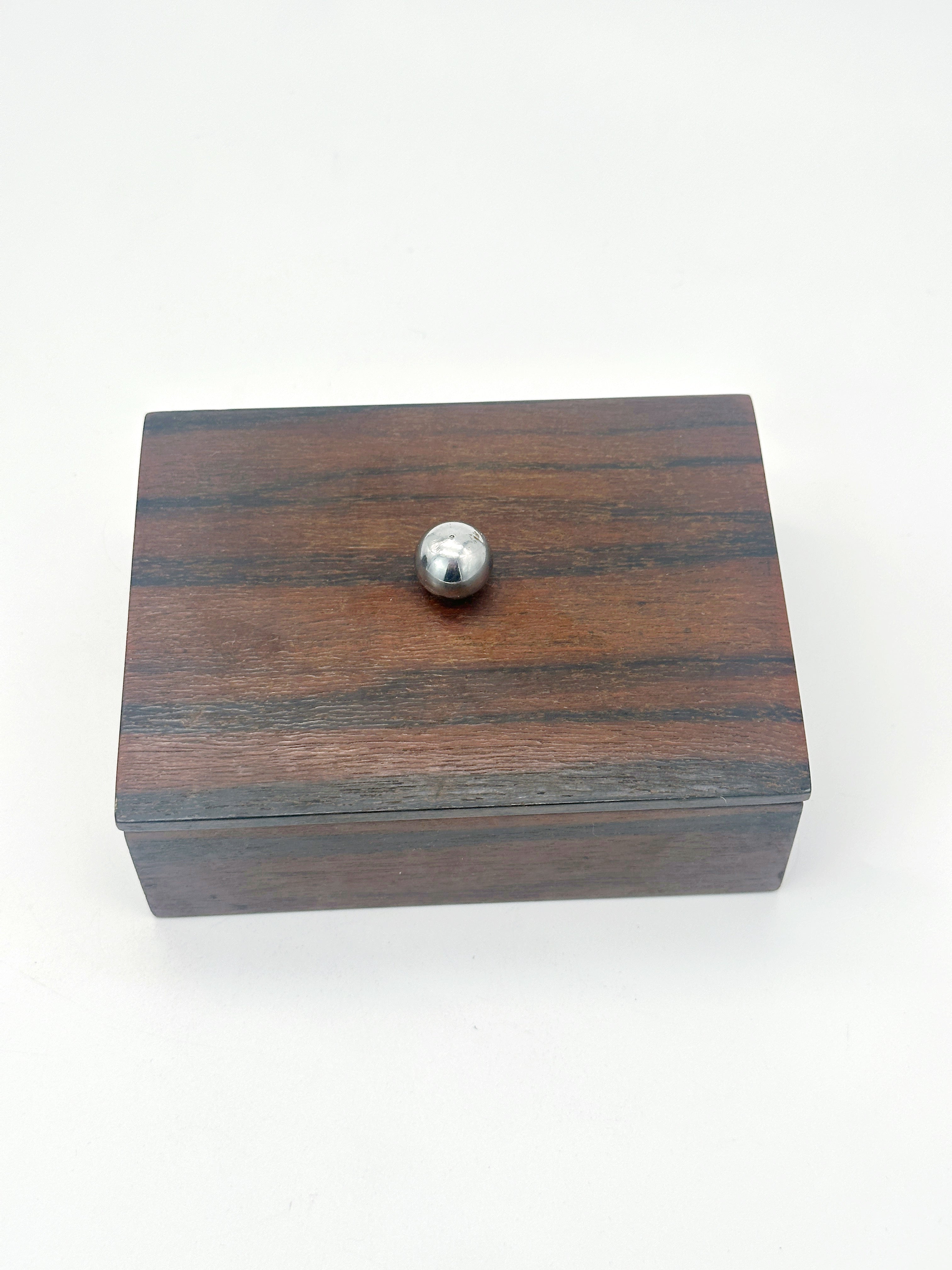 Vintage Holzdose für Tabak oder Zigaretten mit versilbertem Knauf