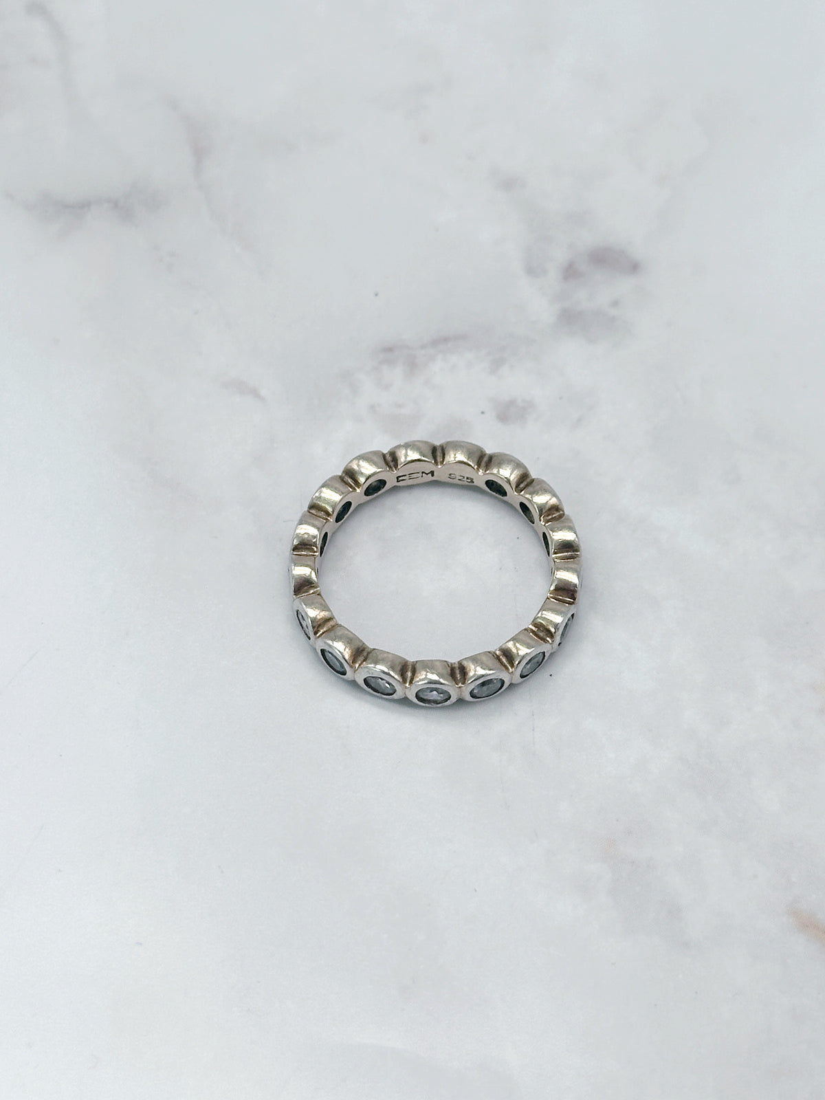 Vergoldeter Eternity Ring aus 925 Silber mit Zirkonia