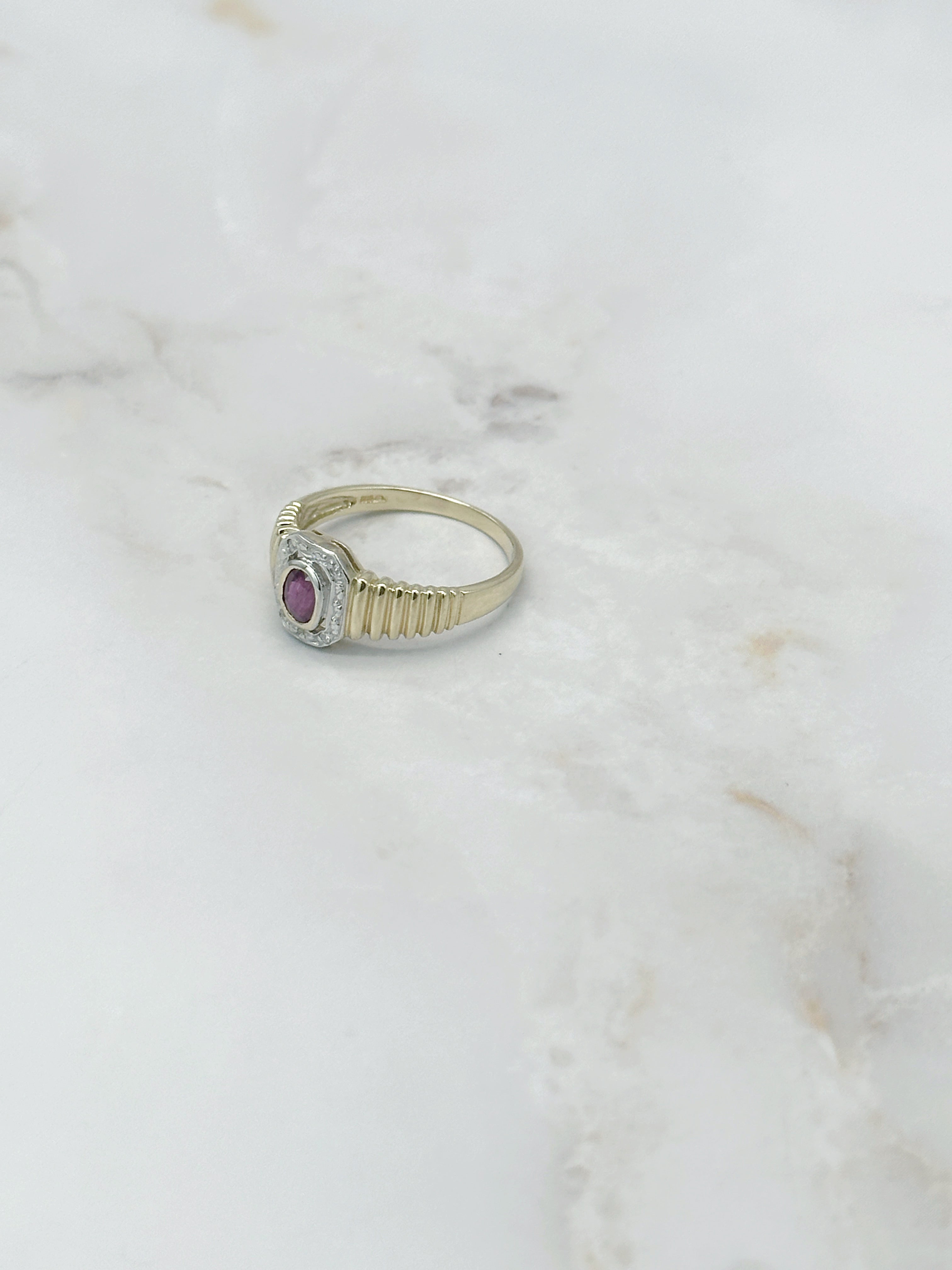 Vintage Ring in 585 Gelbgold mit ovalem Rubin und Diamanten