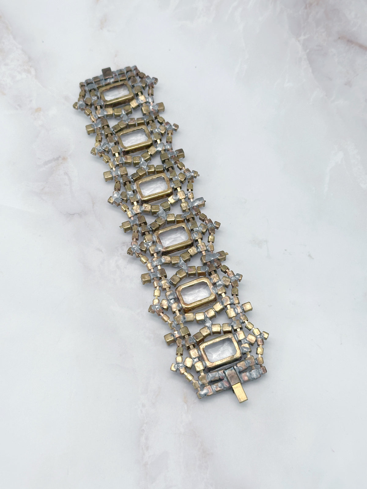 Breites Gablonzer Statement-Armband mit eckigen Glaskristallen
