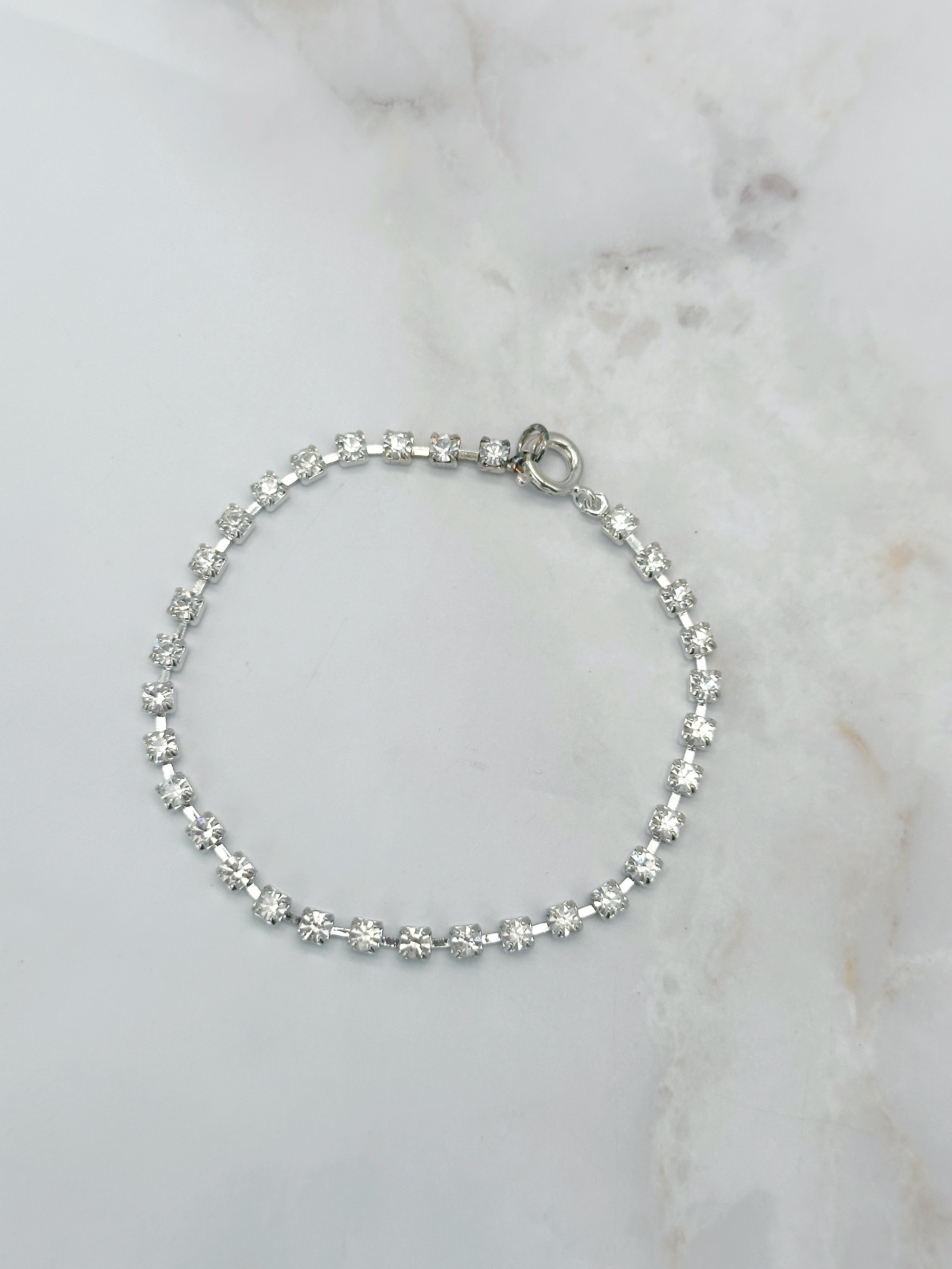 Silberfarbenes Tennisarmband mit Strass