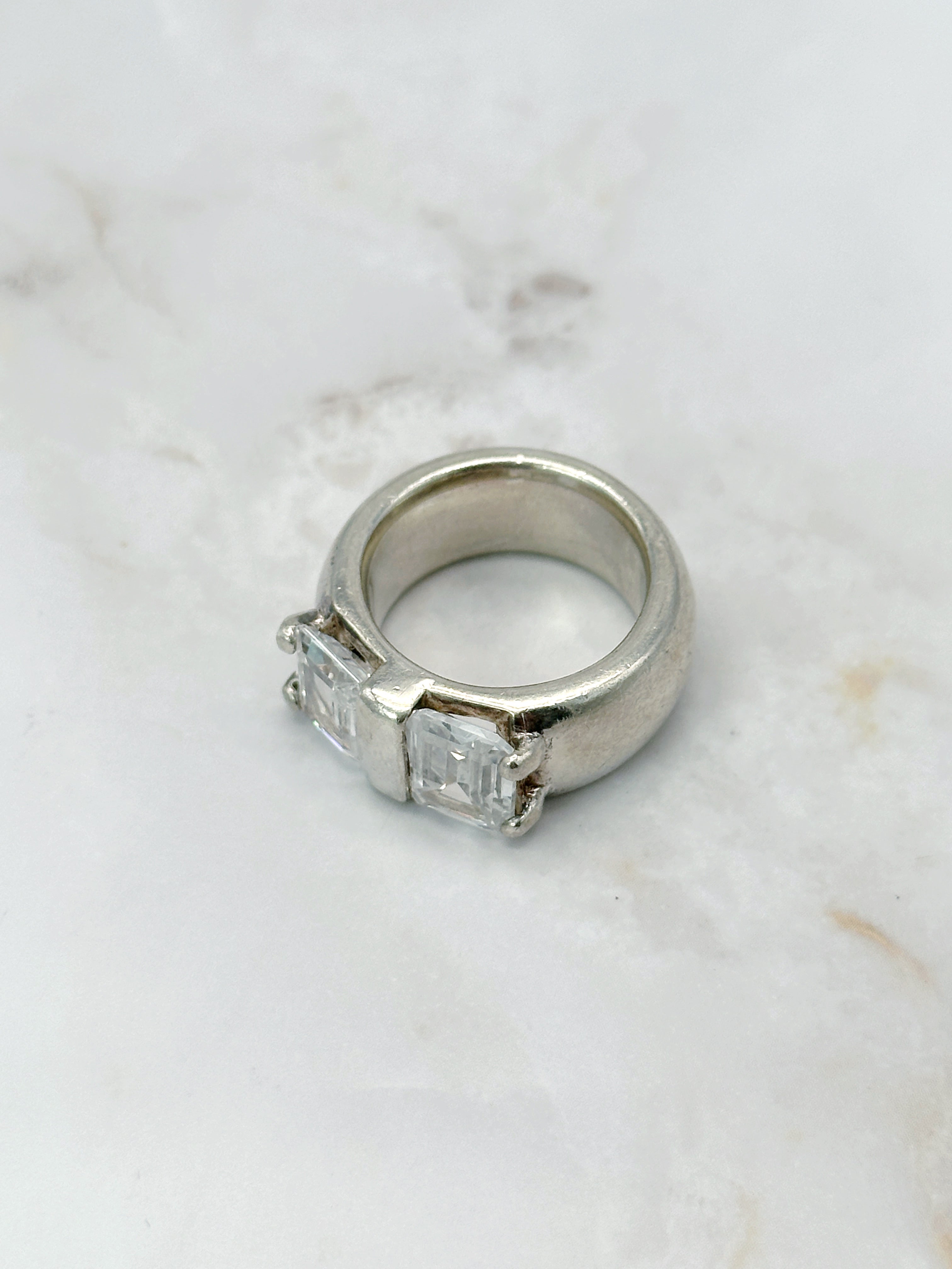 Eleganter Statement-Ring mit Zirkonia im Smaragdschliff