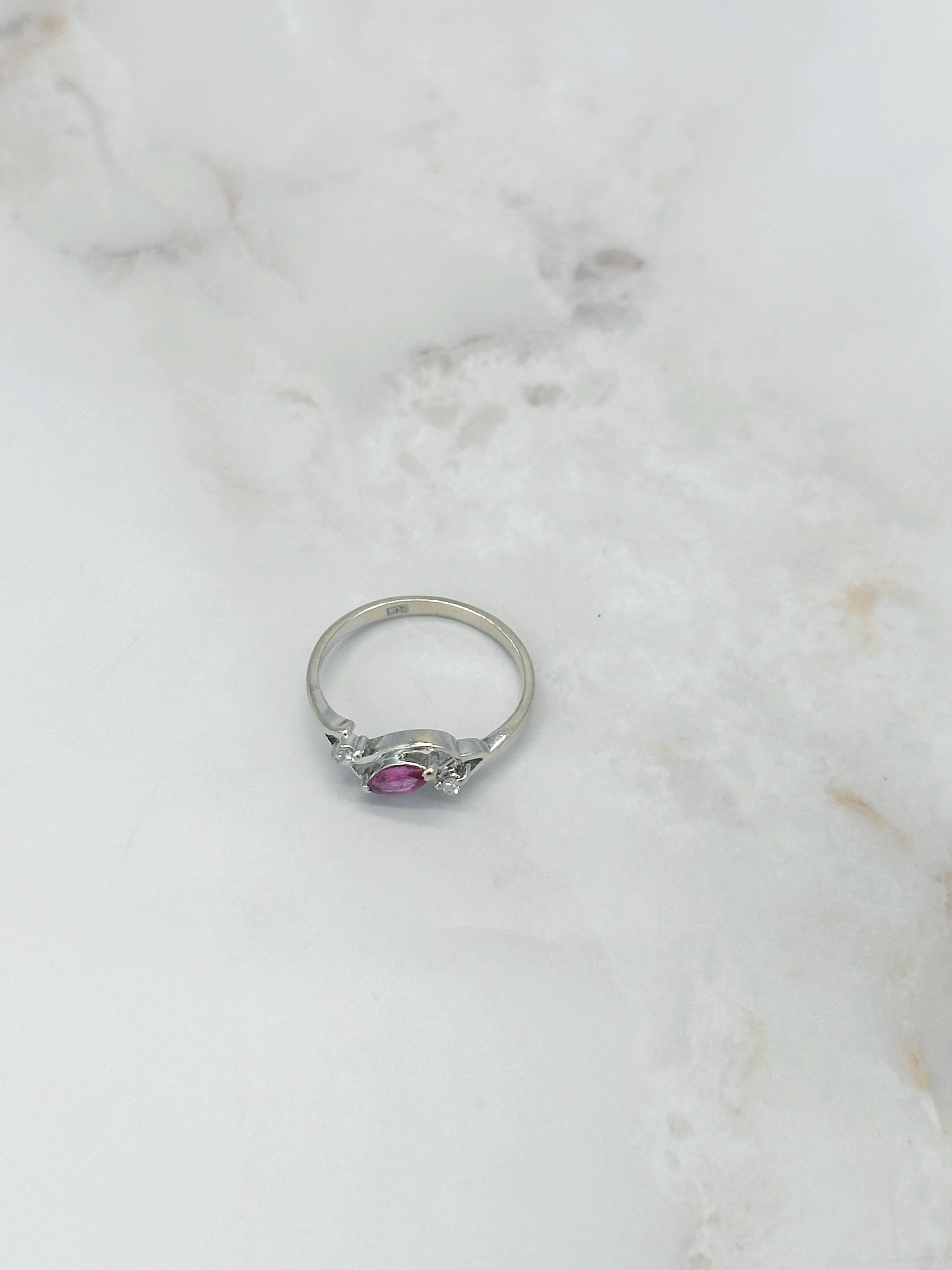 Zarter Vintage Ring in 585 Weißgold mit Rubin und Diamanten