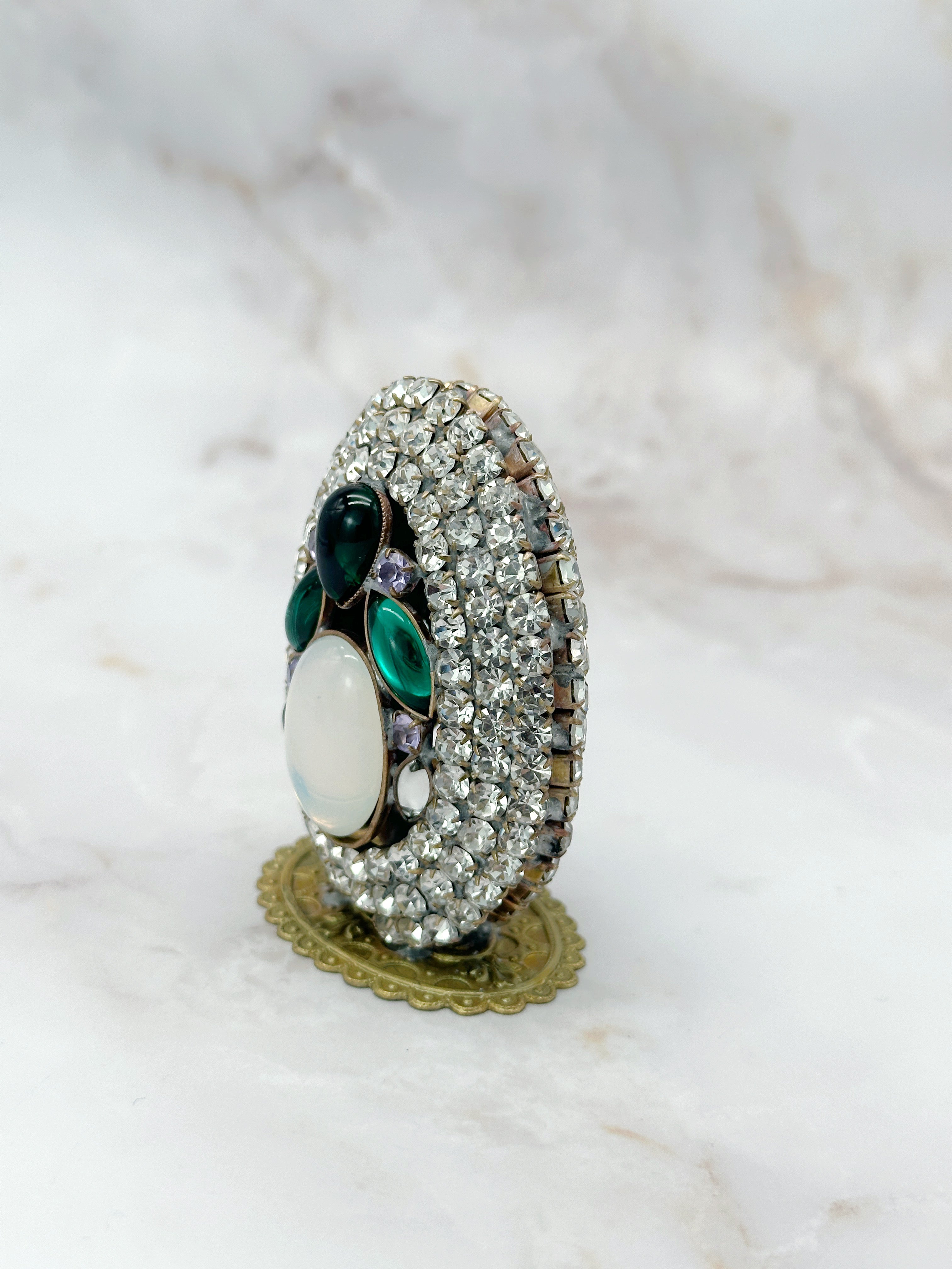 Seltenes rundum verziertes Gablonzer Osterei mit Standfuß