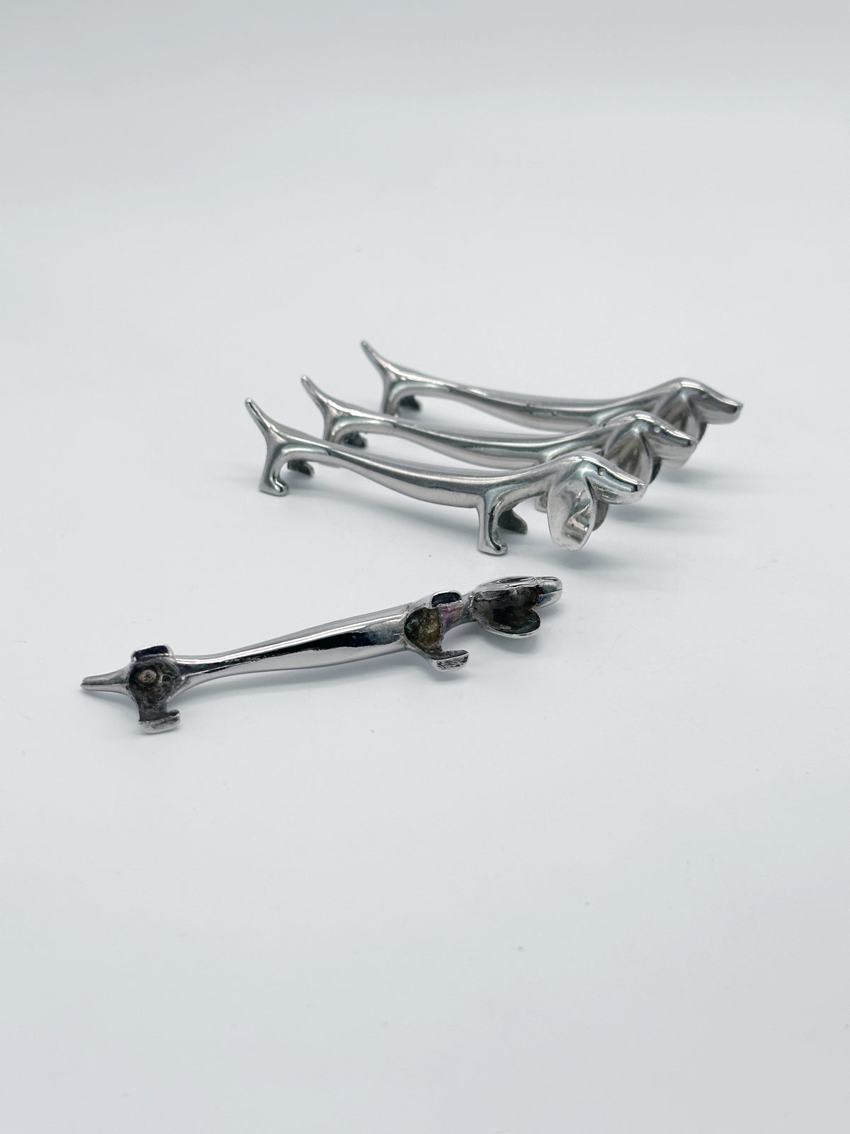 Versilberte Vintage Messerbänkchen in Dackelform – 4er-Set