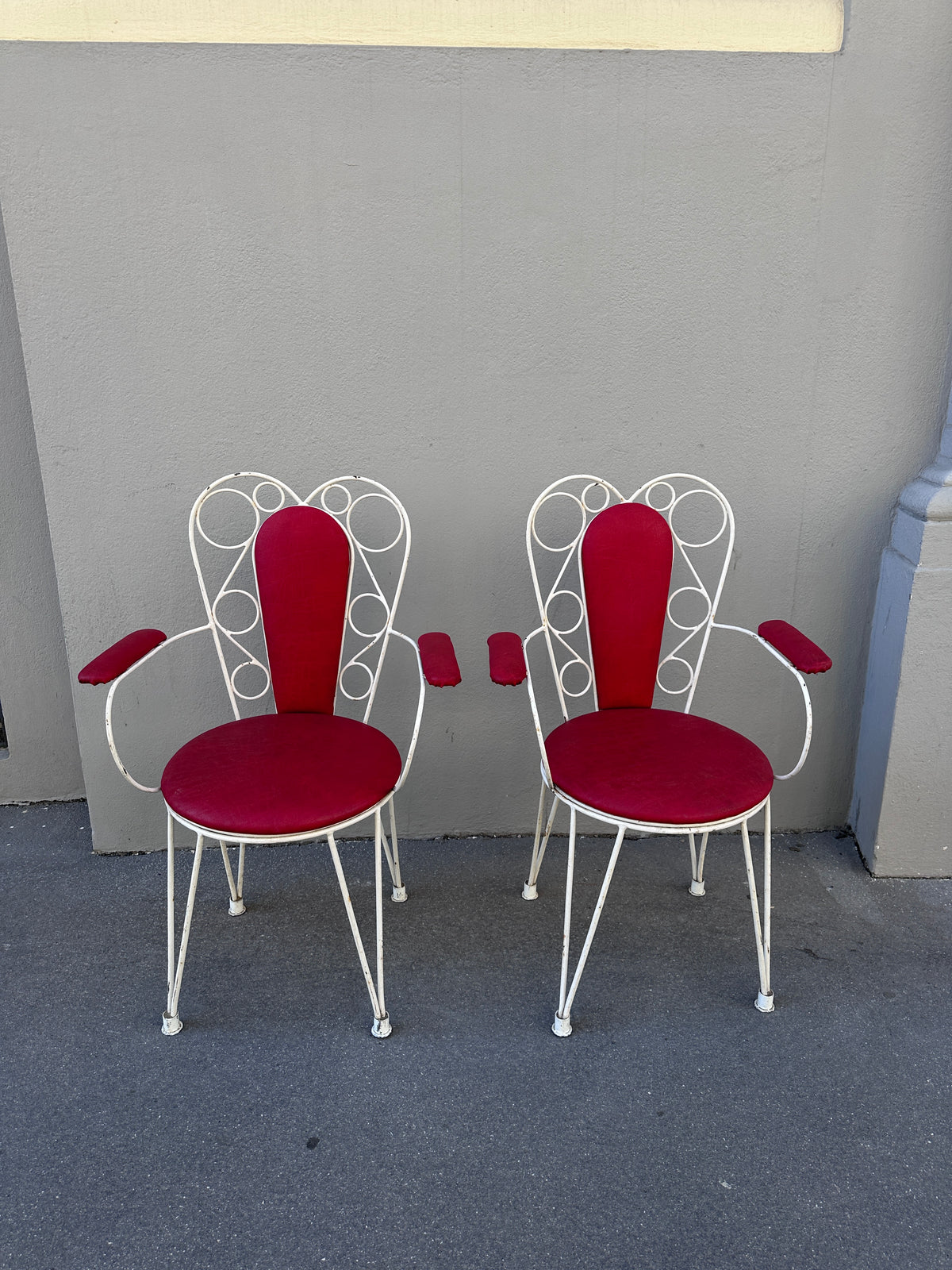 Vintage Gartensessel mit roter Polsterung – 2er-Set