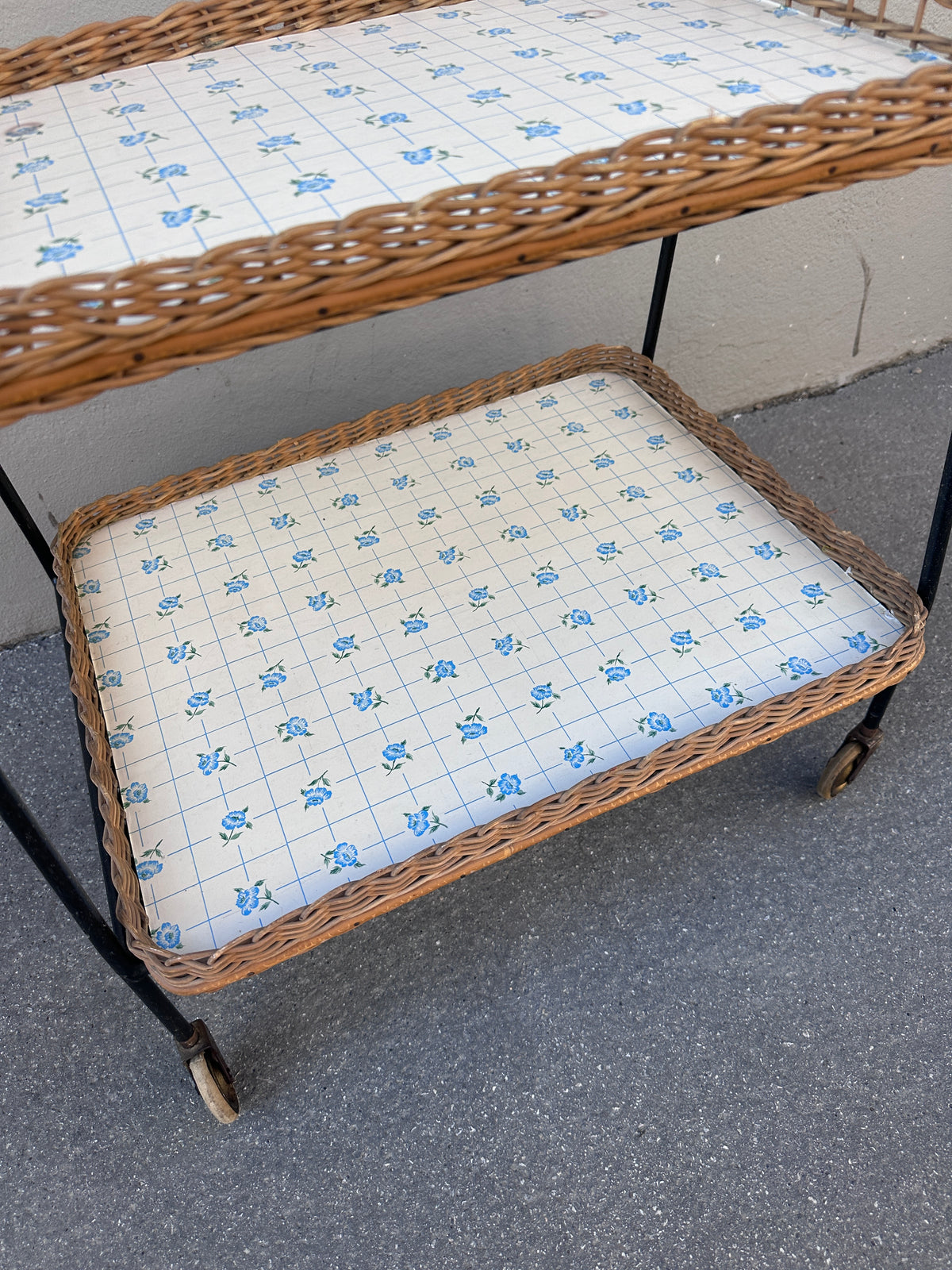 Mid-Century Servierwagen mit abnehmbaren Tabletts und Korbgeflecht