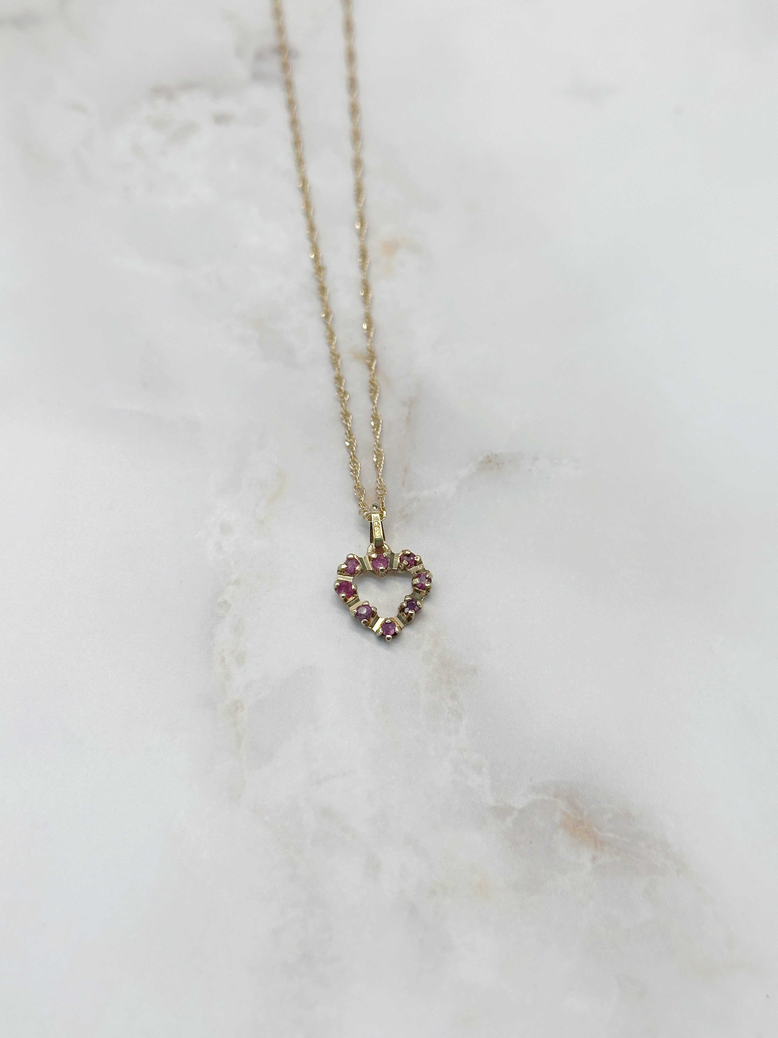 Gedrehte Goldkette 585 mit funkelndem Rubin-Herz