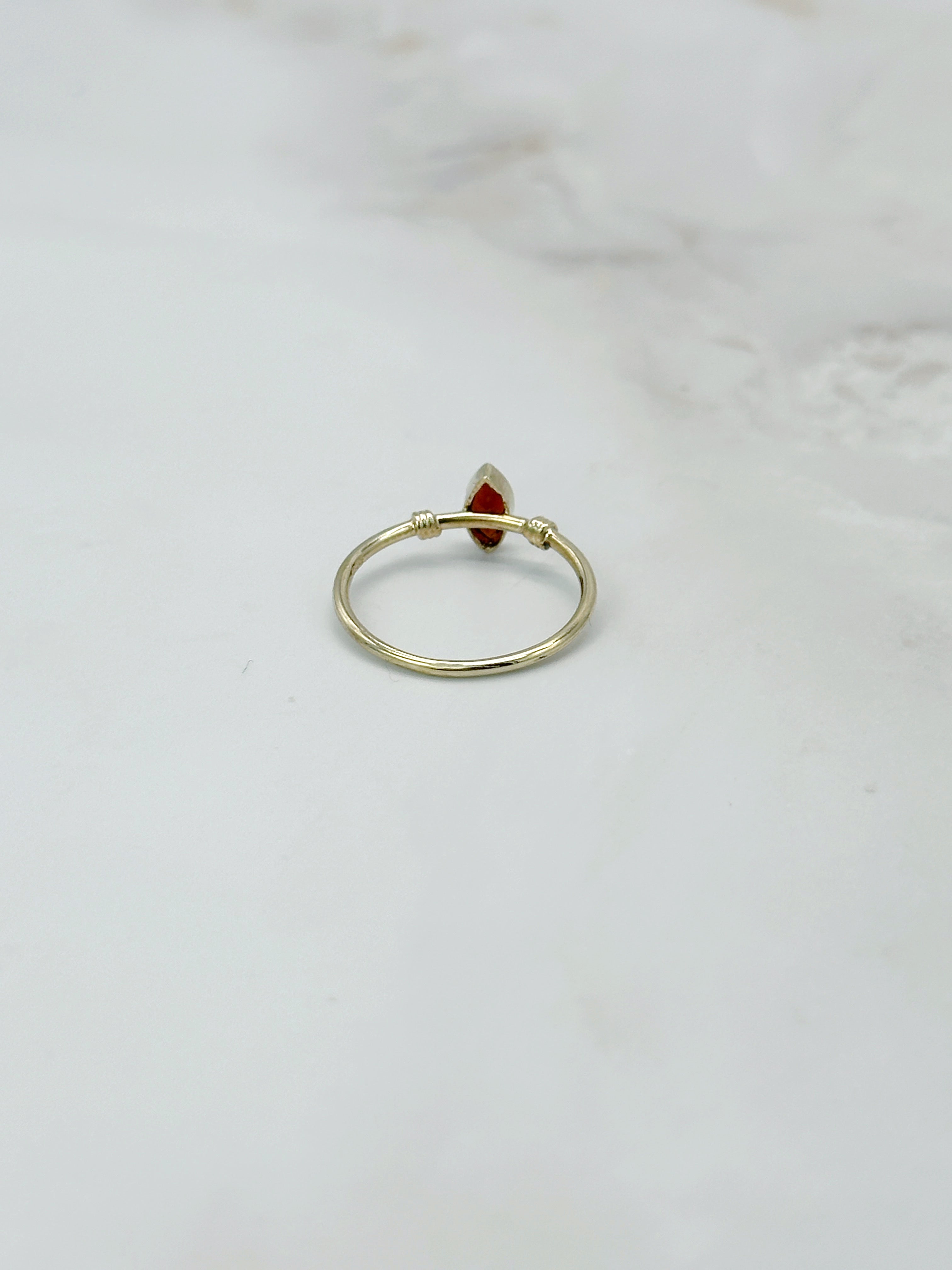 Eleganter Vintage Goldring mit Granat im Navetteschliff