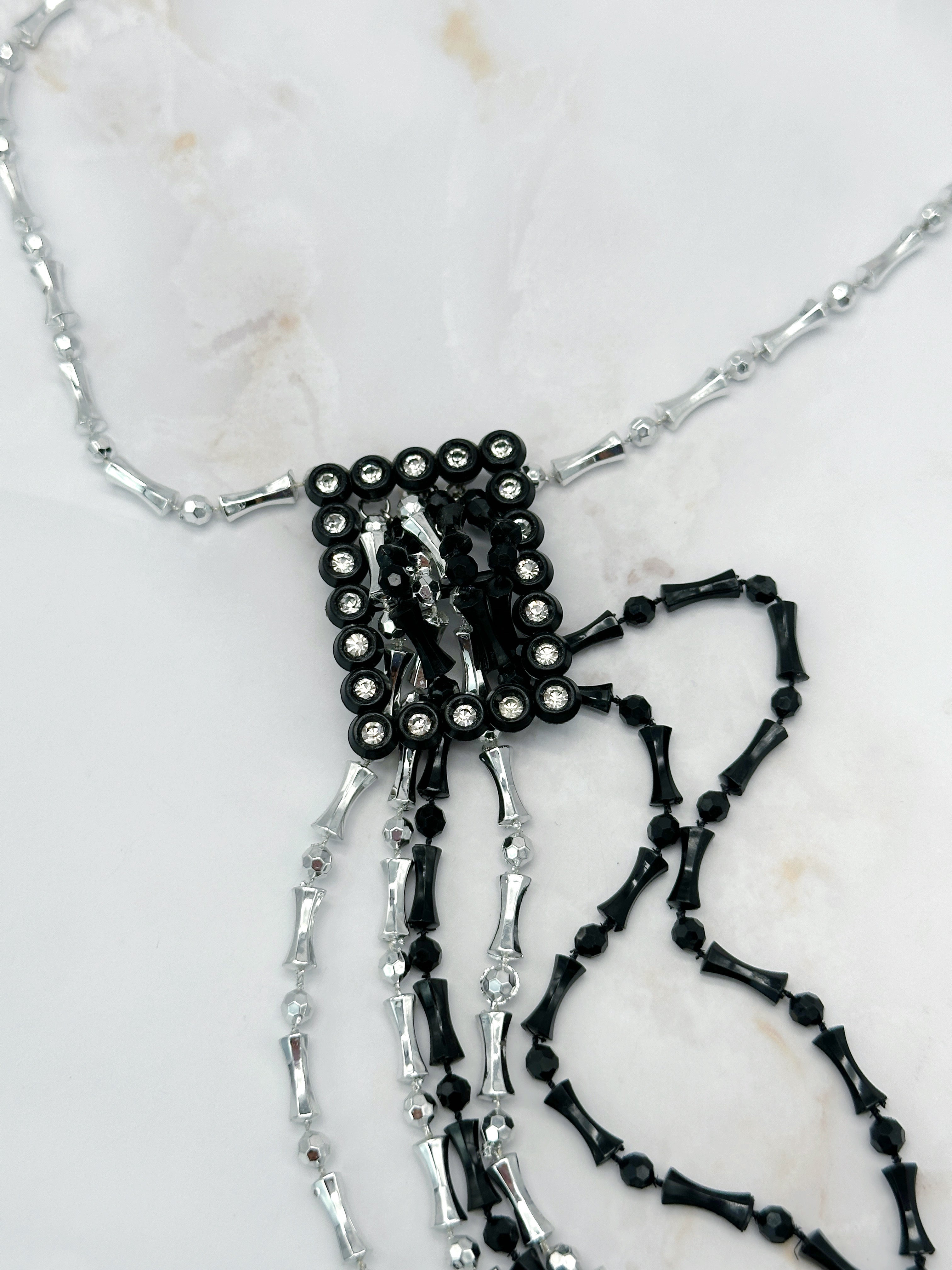 Ausgefallene Halskette mit silberfarbenen Perlen, Strass und Tasseln