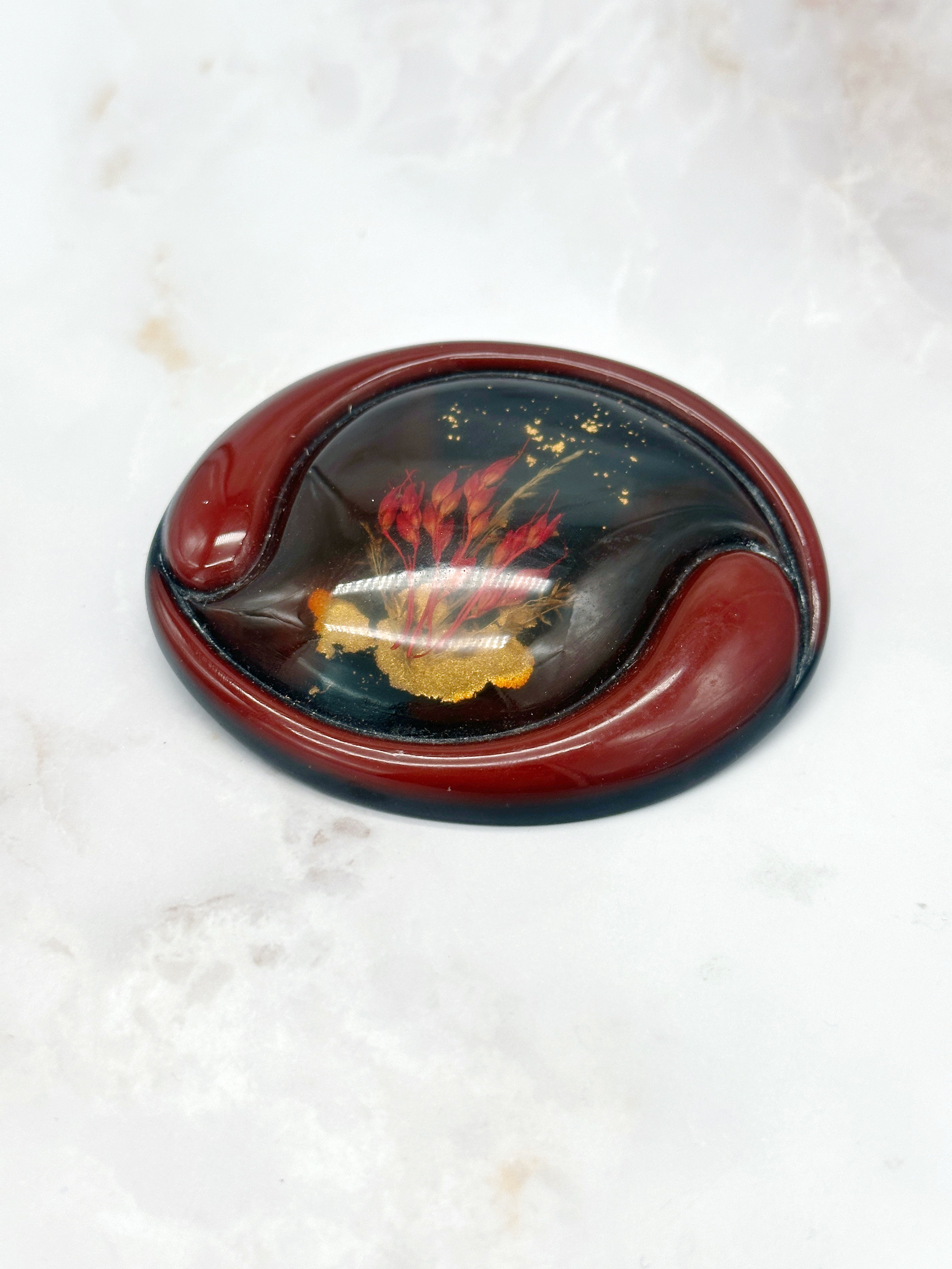 Große Vintage Brosche mit Hinterglasmalerei, Blumenmotiv und Blattgold
