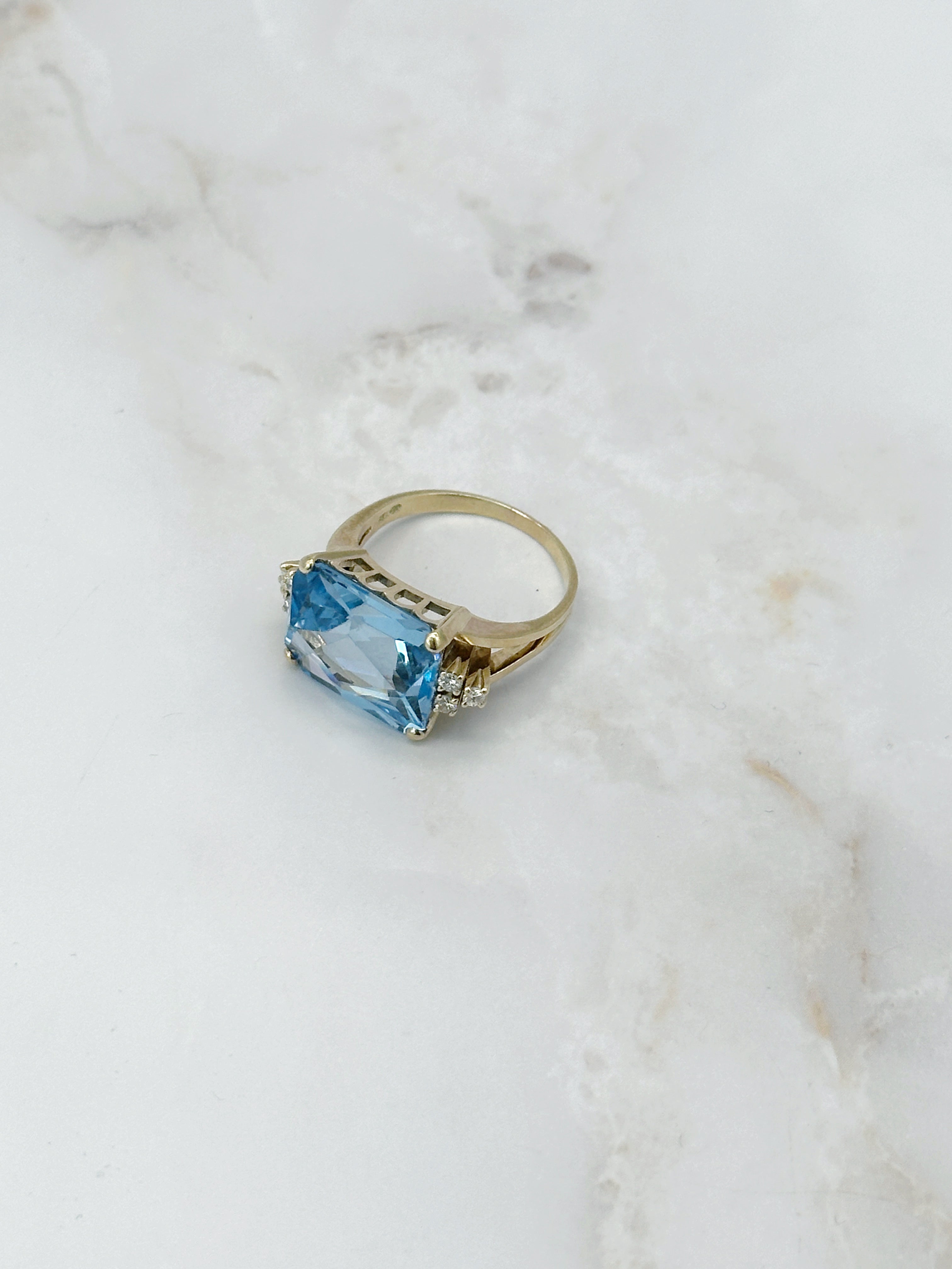 Vintage Ring in 585 Gelbgold mit synthetischem Spinell und Brillanten