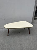 Klassischer Mid Century Nierentisch mit Messingkante um 1950