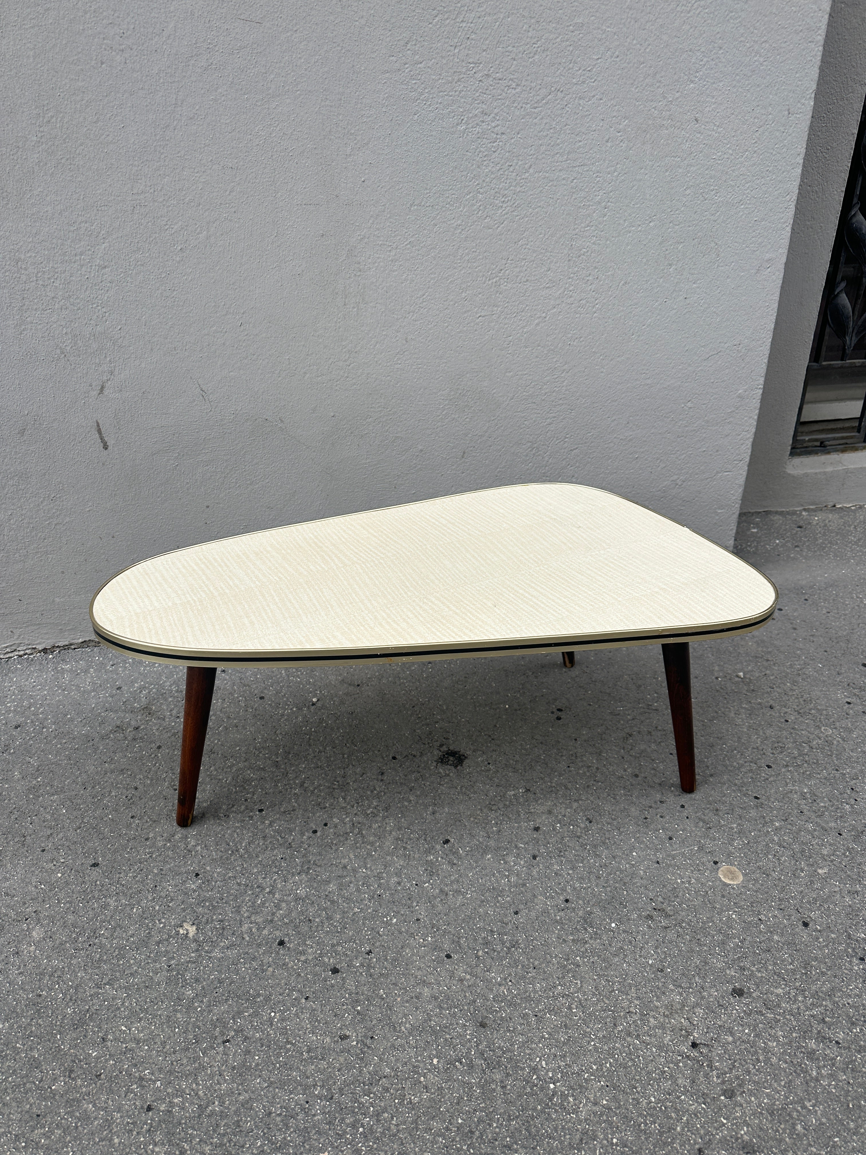 Klassischer Mid Century Nierentisch mit Messingkante um 1950