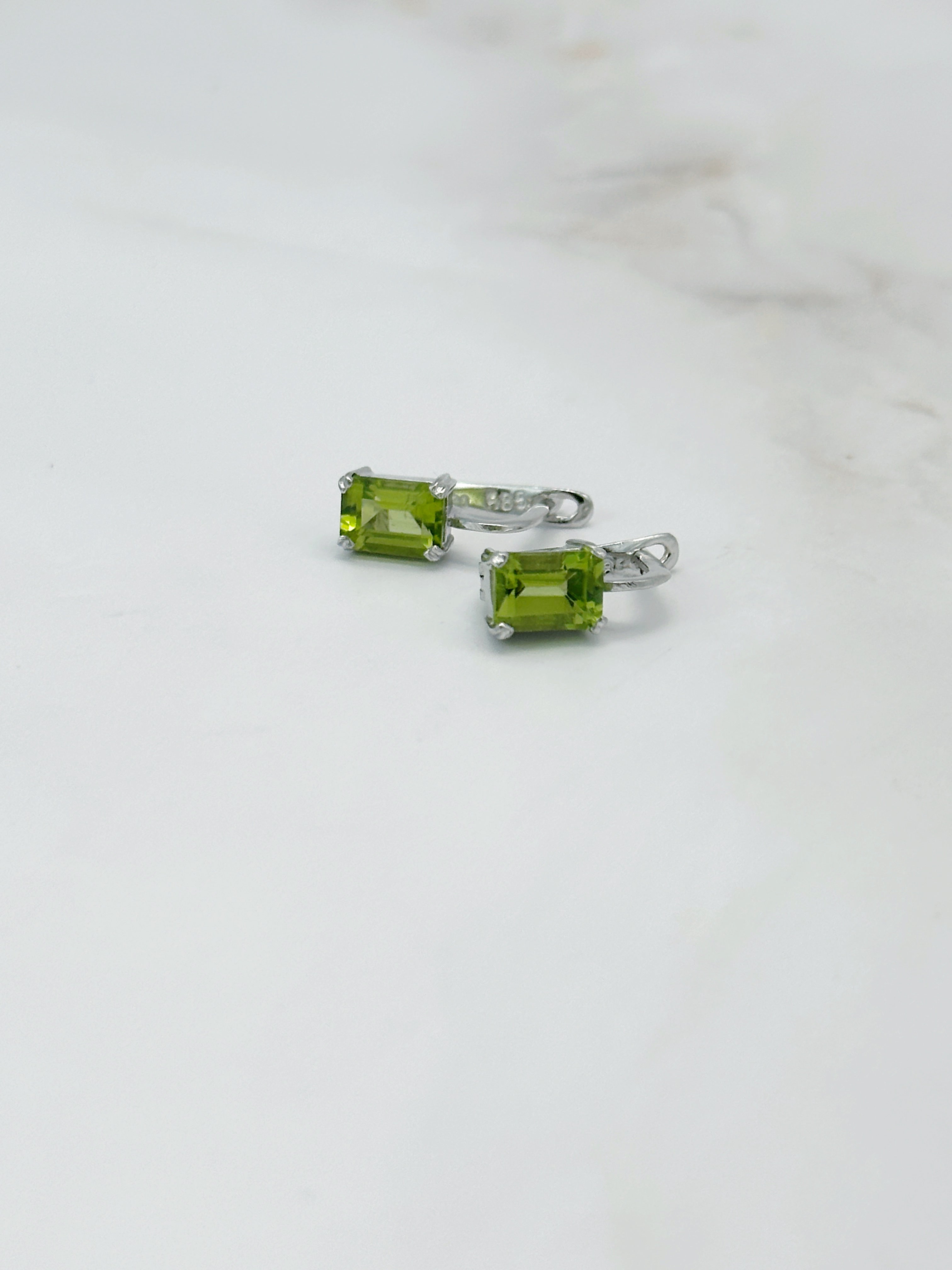 Elegante Ohrgehänge in 585 Weißgold mit leuchtendem Peridot