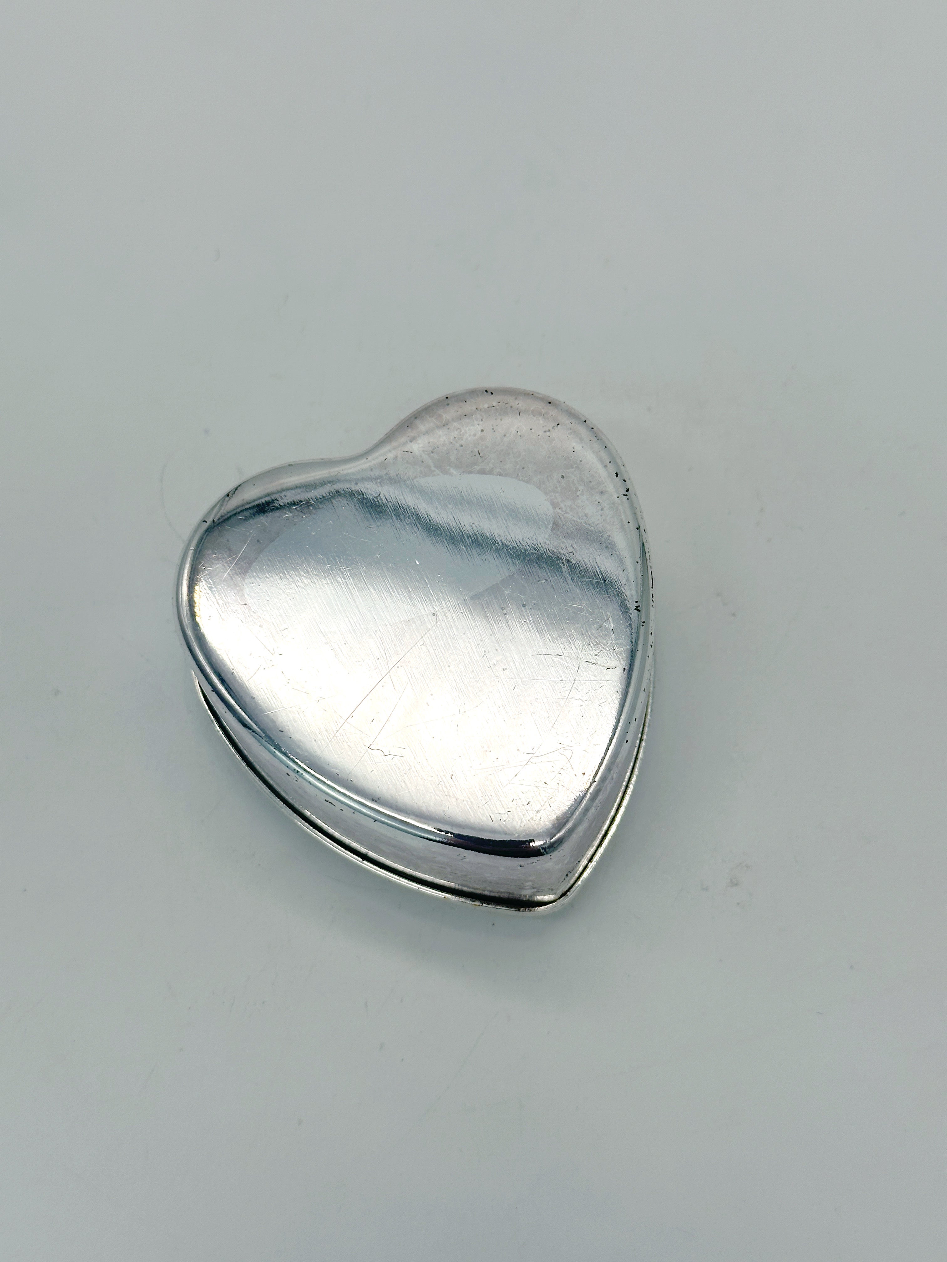 Versilberte Deckeldose in Herzform mit Samtfutter