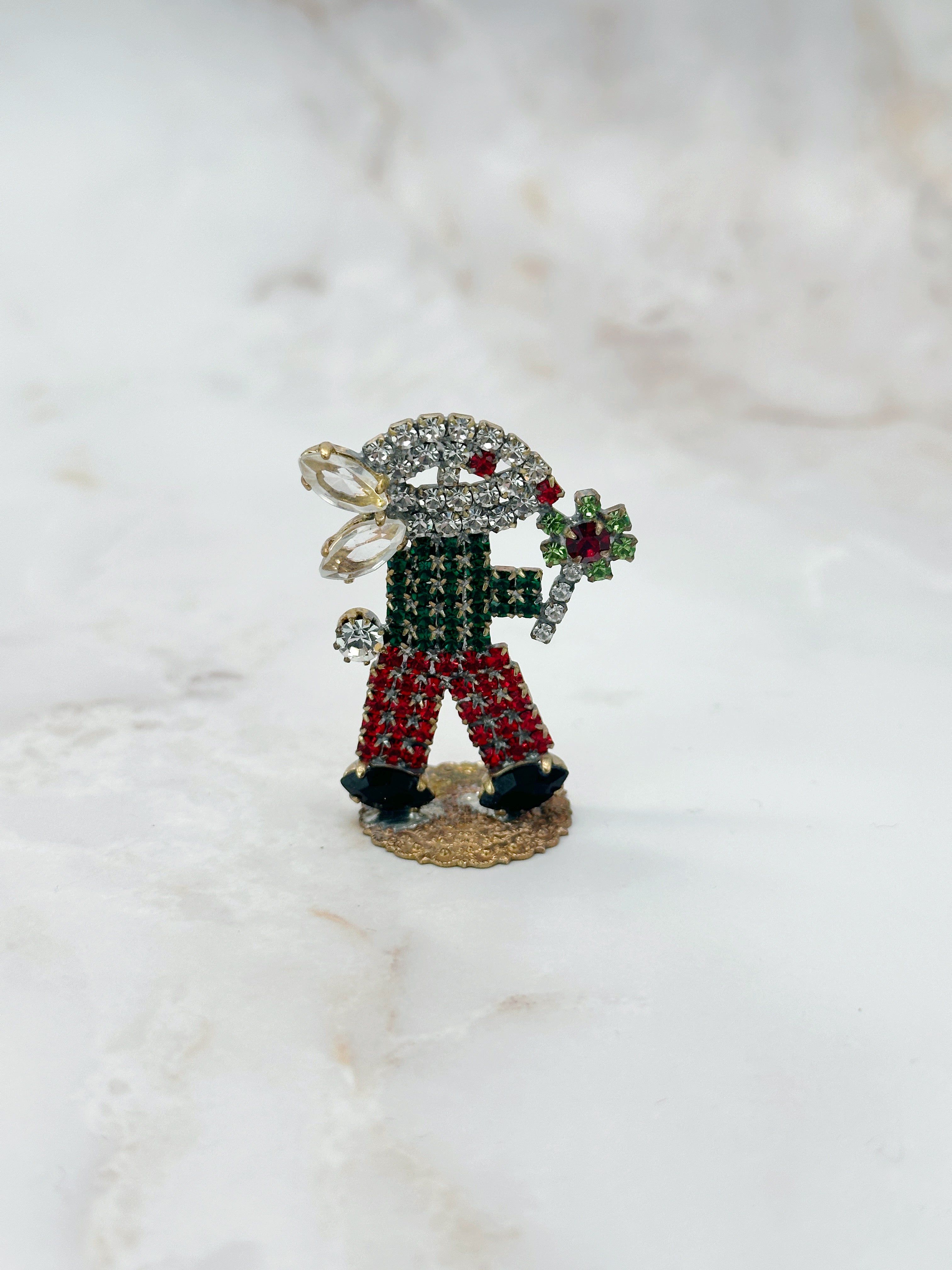 Handgefertigter Gablonzer Hase mit bunten Kristallen und grüner Blume