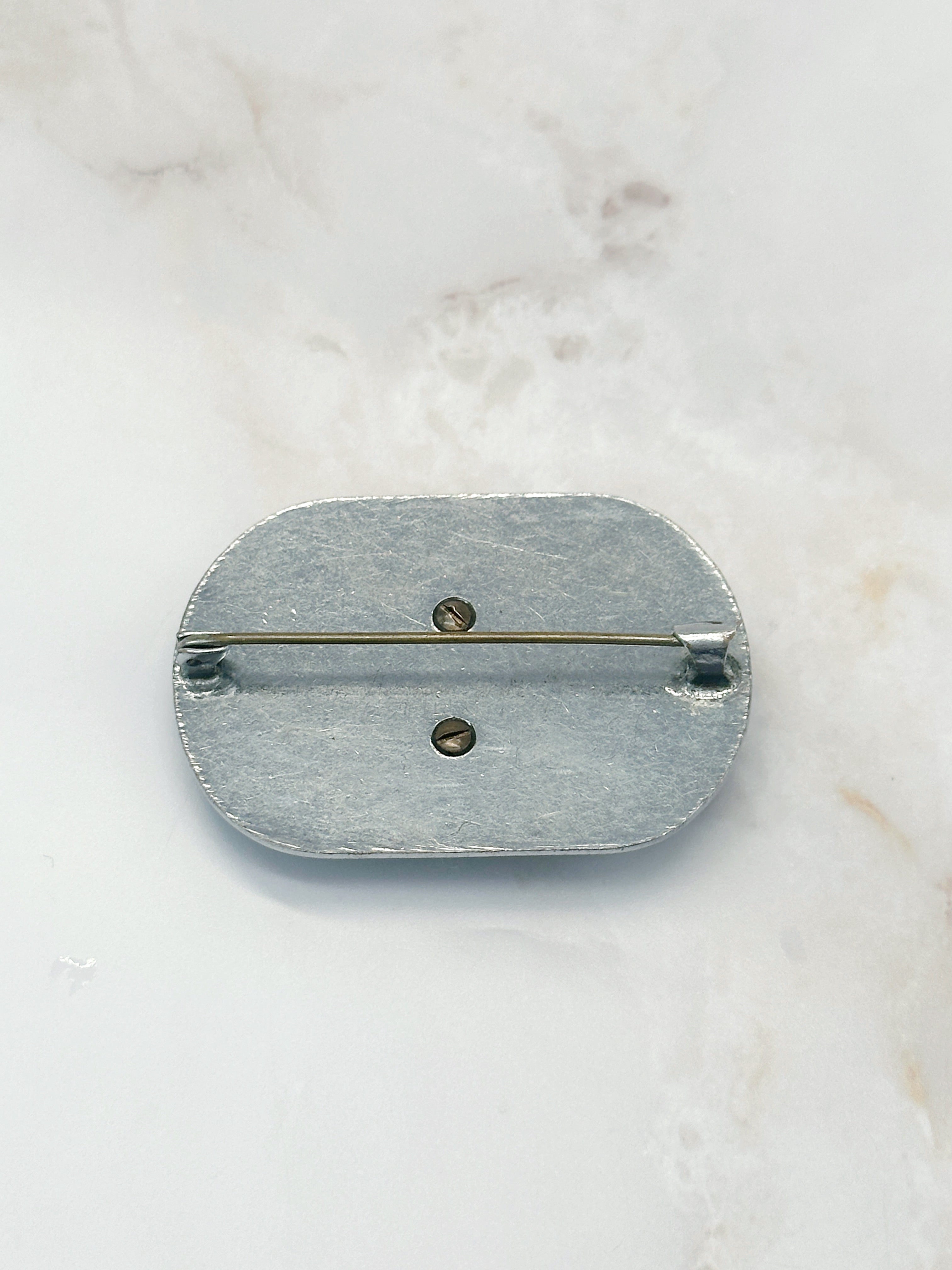 Geometrische Art Déco Brosche mit blauem Akzent