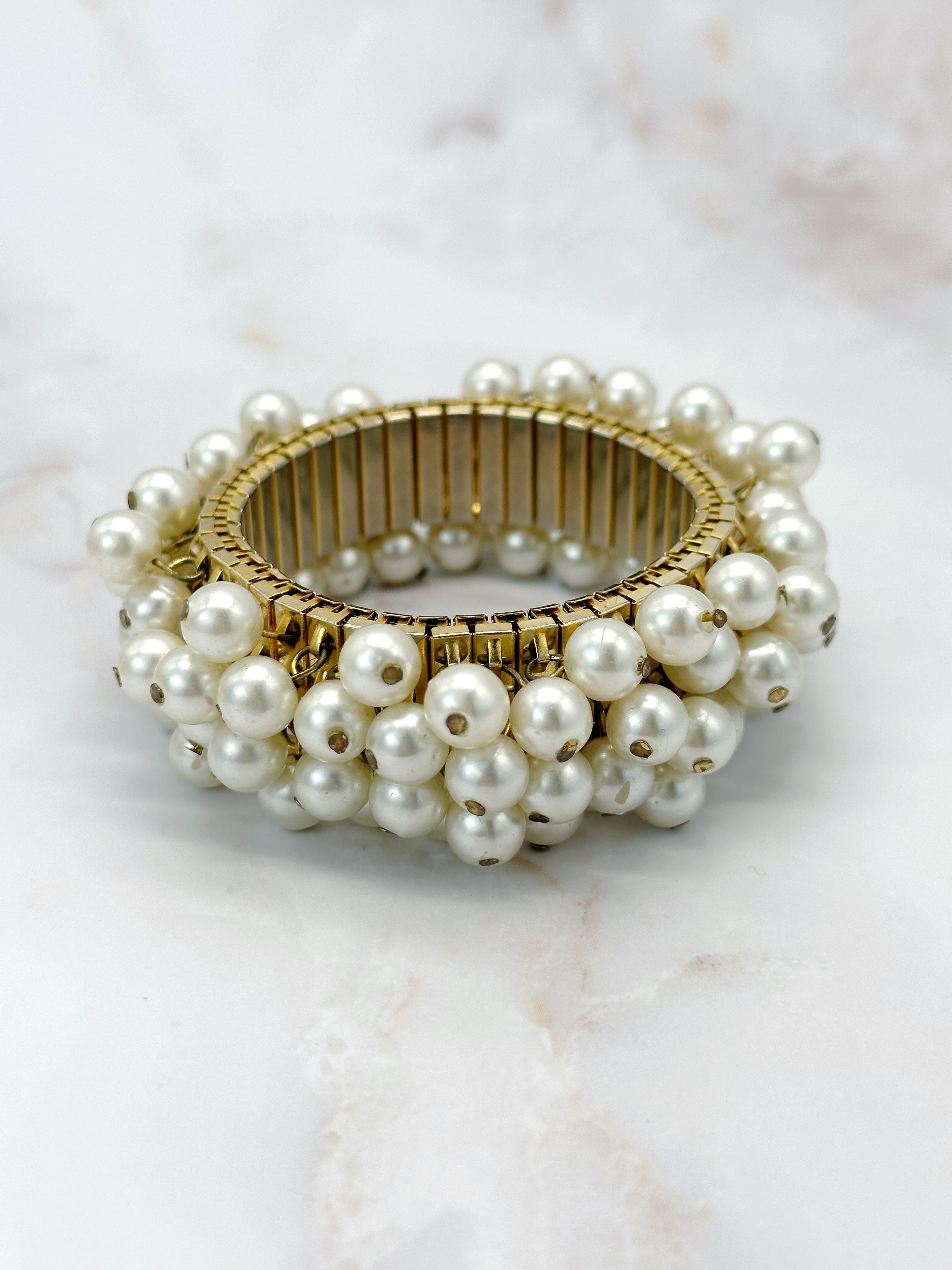 Verspieltes Vintage Cha-Cha-Armband mit Kunstperlen