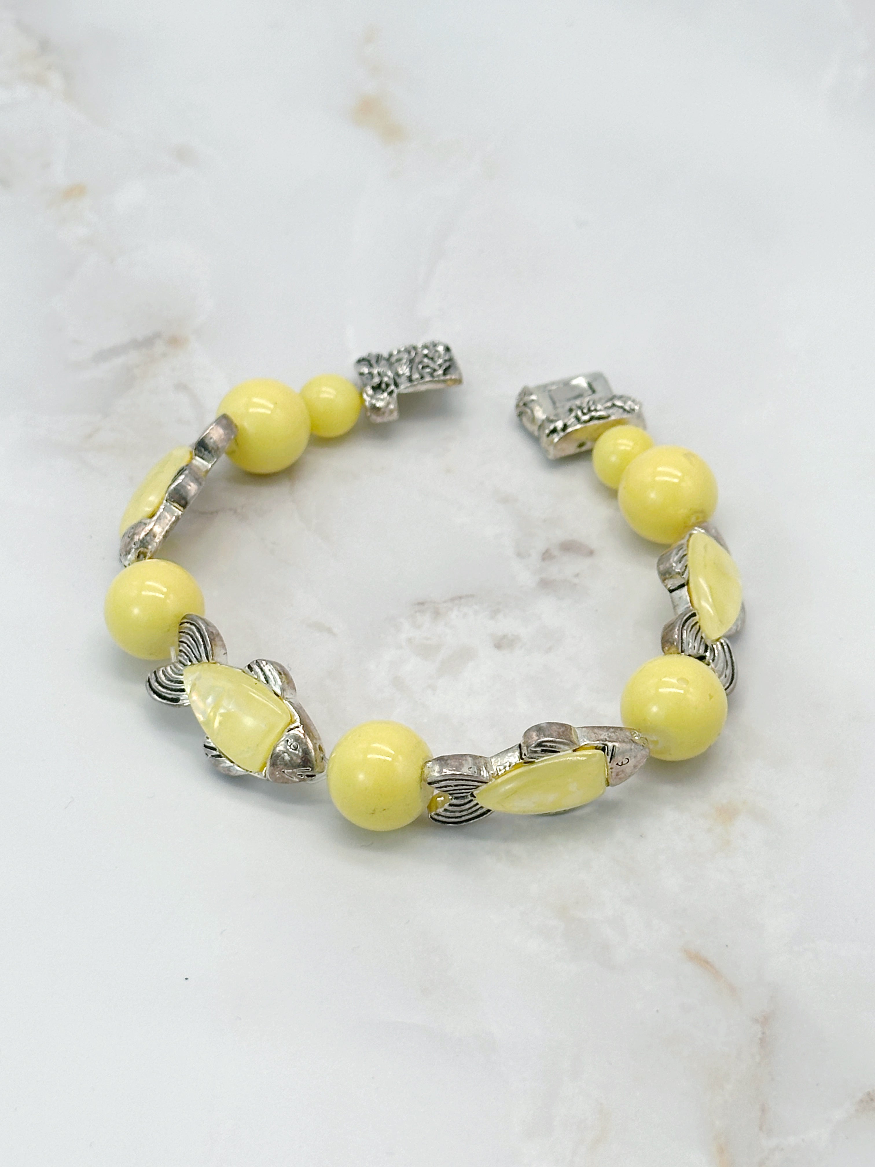 Fröhliches Vintage Thermoset-Armband "Fische" in Zitronengelb