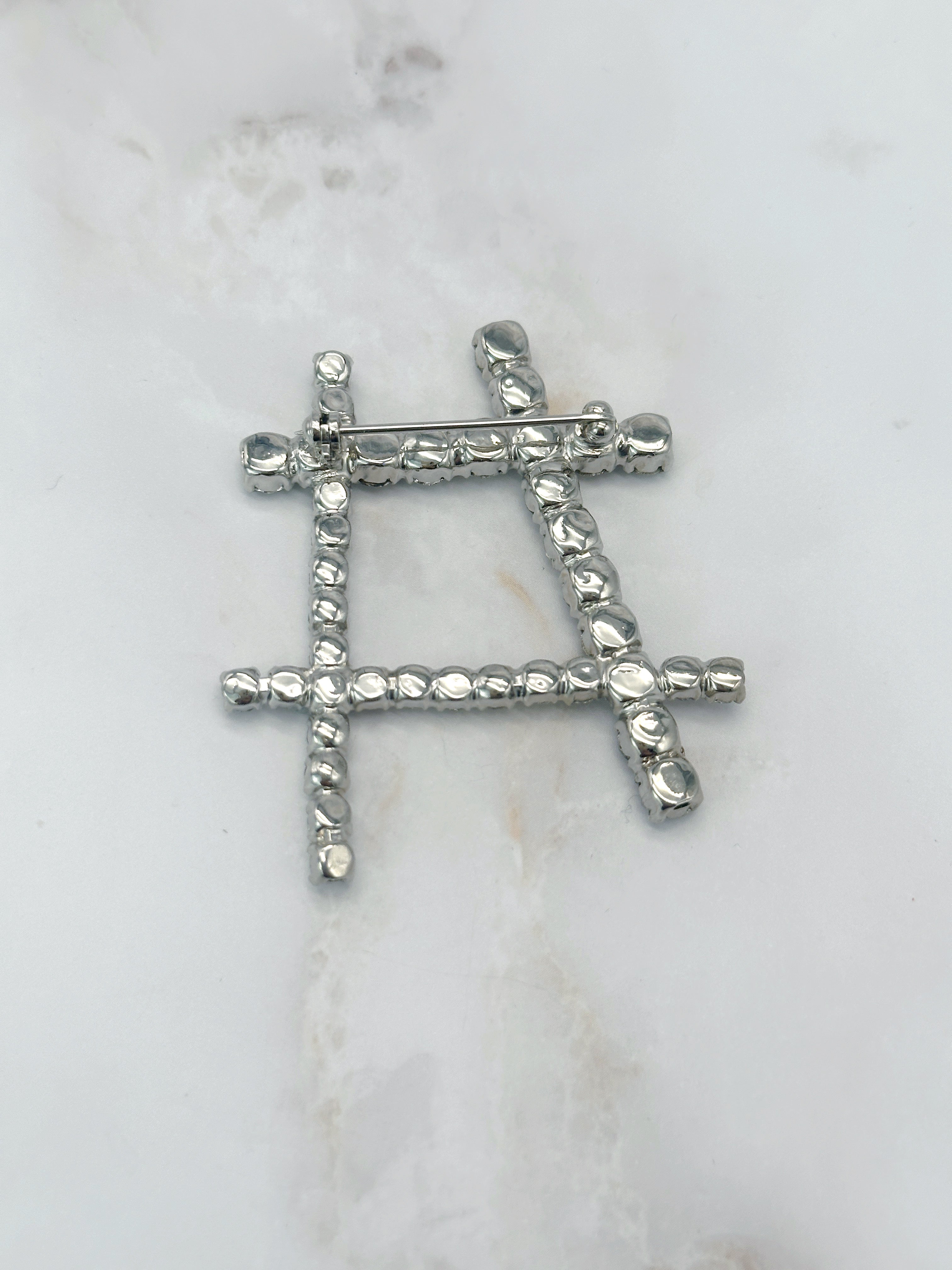 Vintage Brosche im Hashtag Strass