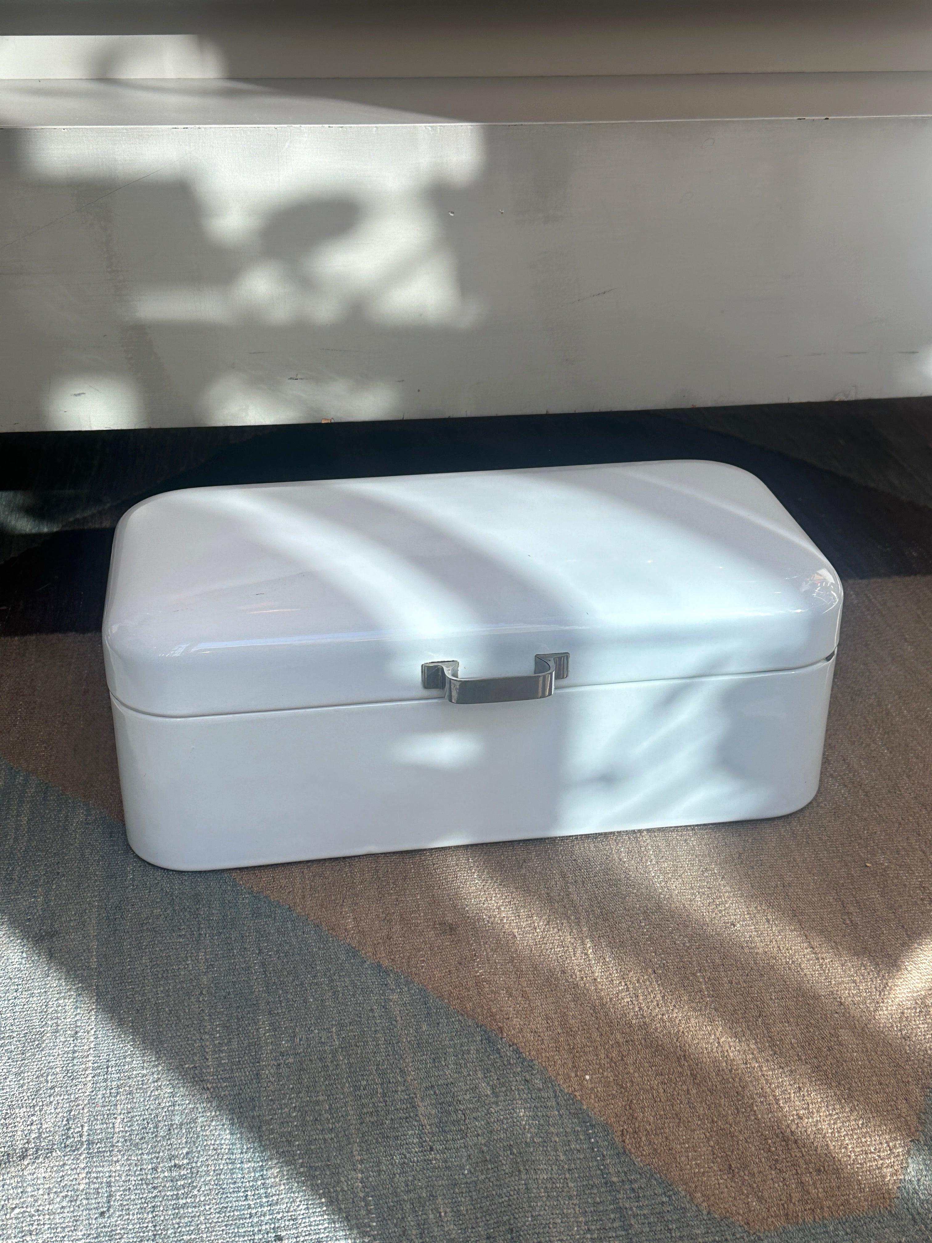 Klassischer Vintage Brotkasten aus weißem Emaille