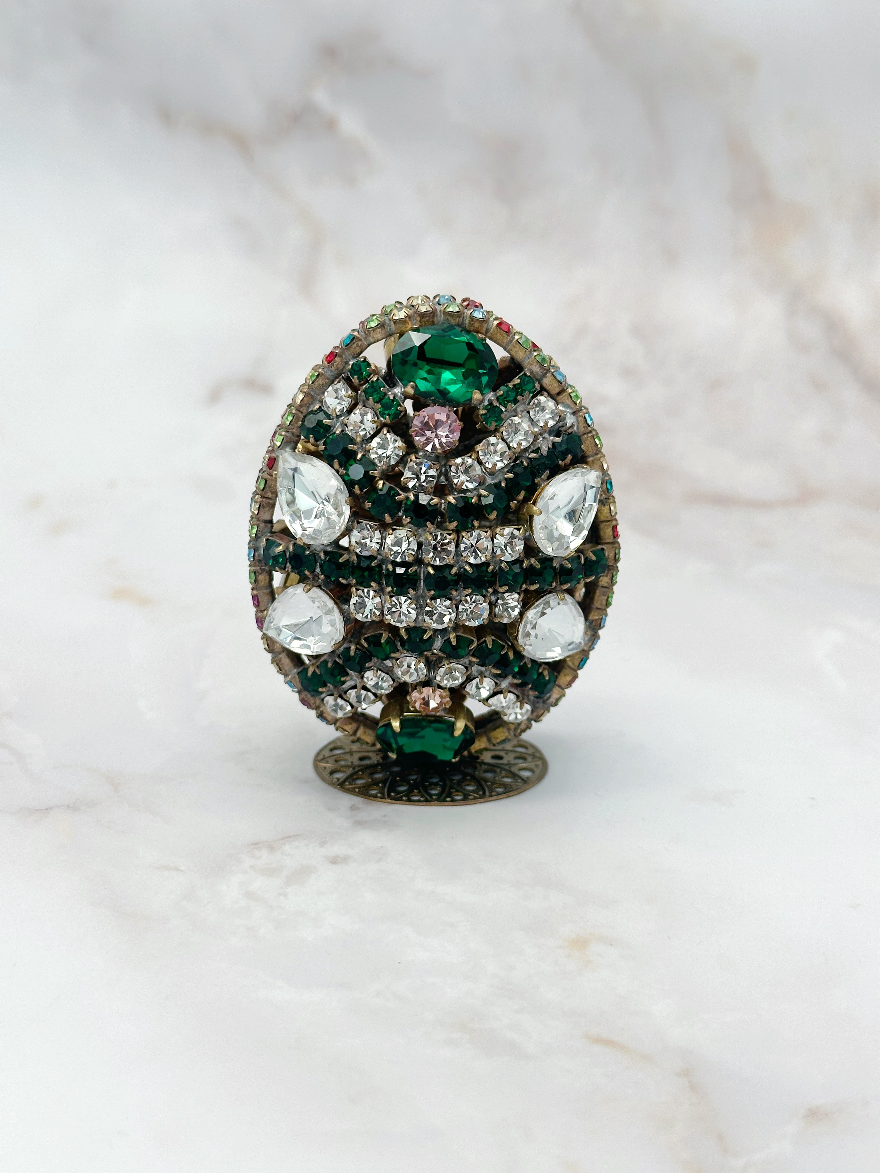 Seltenes rundum verziertes Gablonzer Osterei mit Standfuß