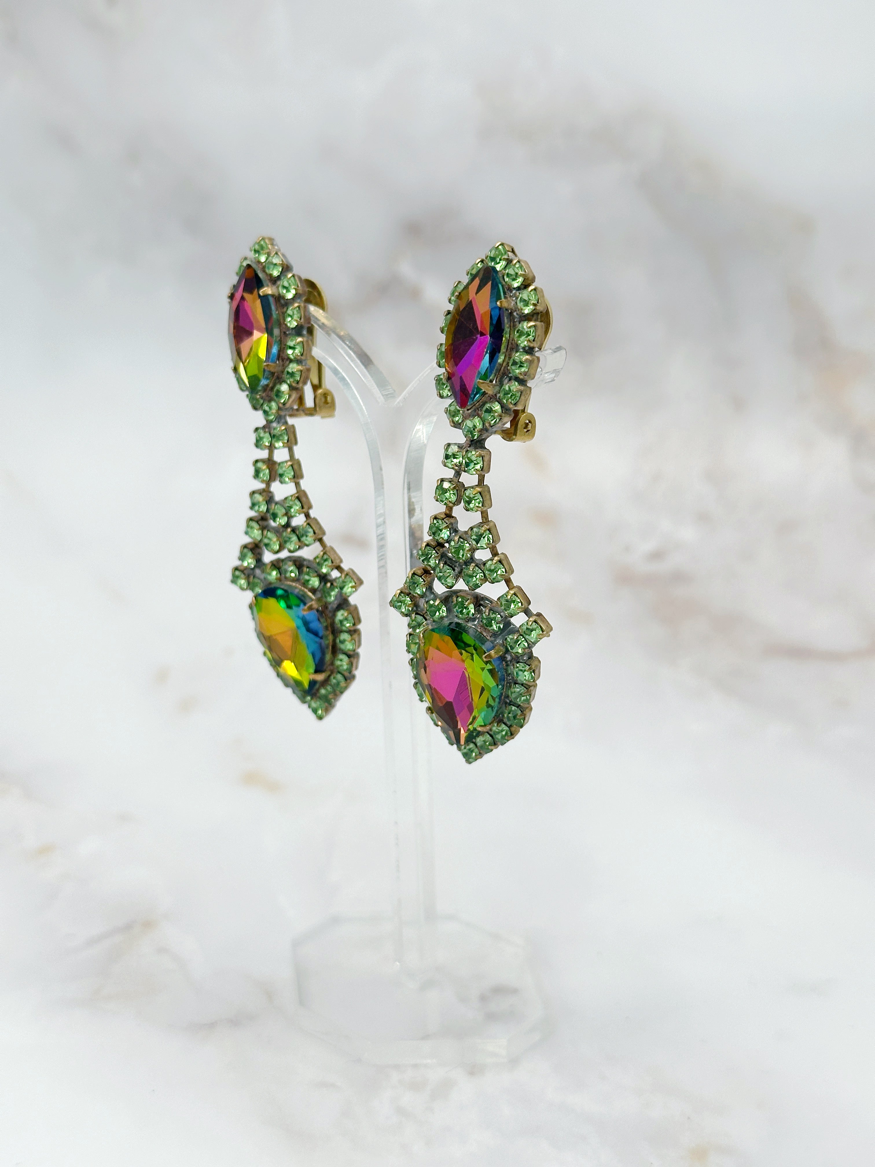 Lange Gablonzer Statement-Ohrclips mit grünem Strass und schillernden Kristallen