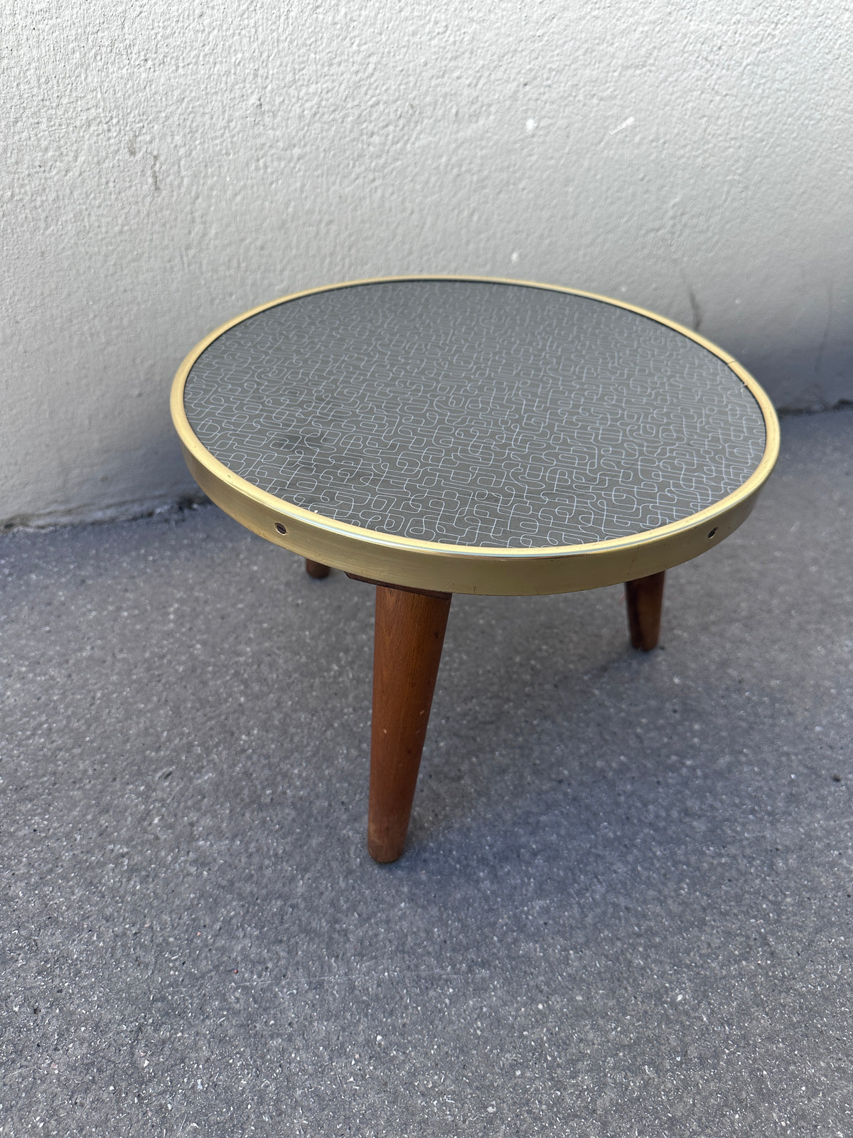 Runder Mid-Century Hocker aus den 1950er Jahren mit Resopalplatte