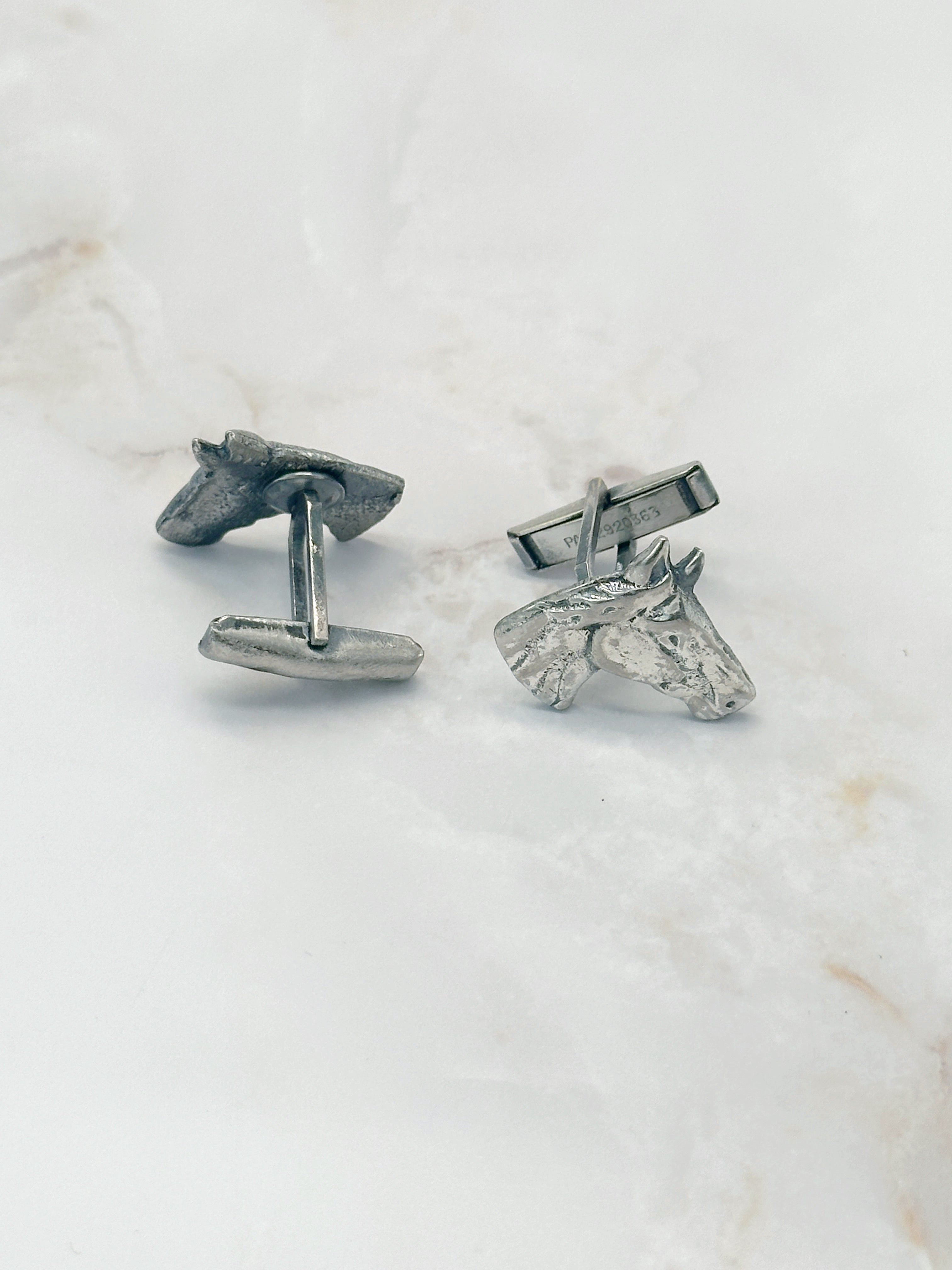 Versilberte Manschettenknöpfe mit Pferdekopf Motiv