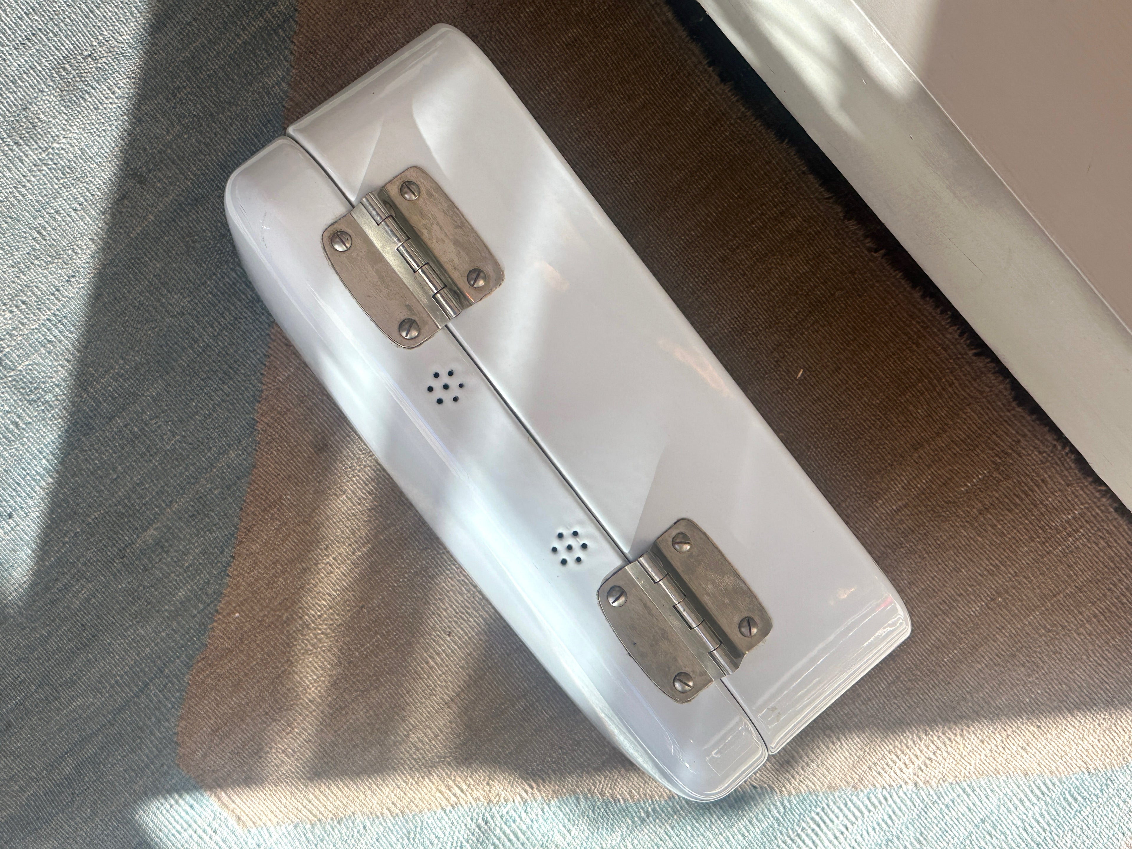 Klassischer Vintage Brotkasten aus weißem Emaille