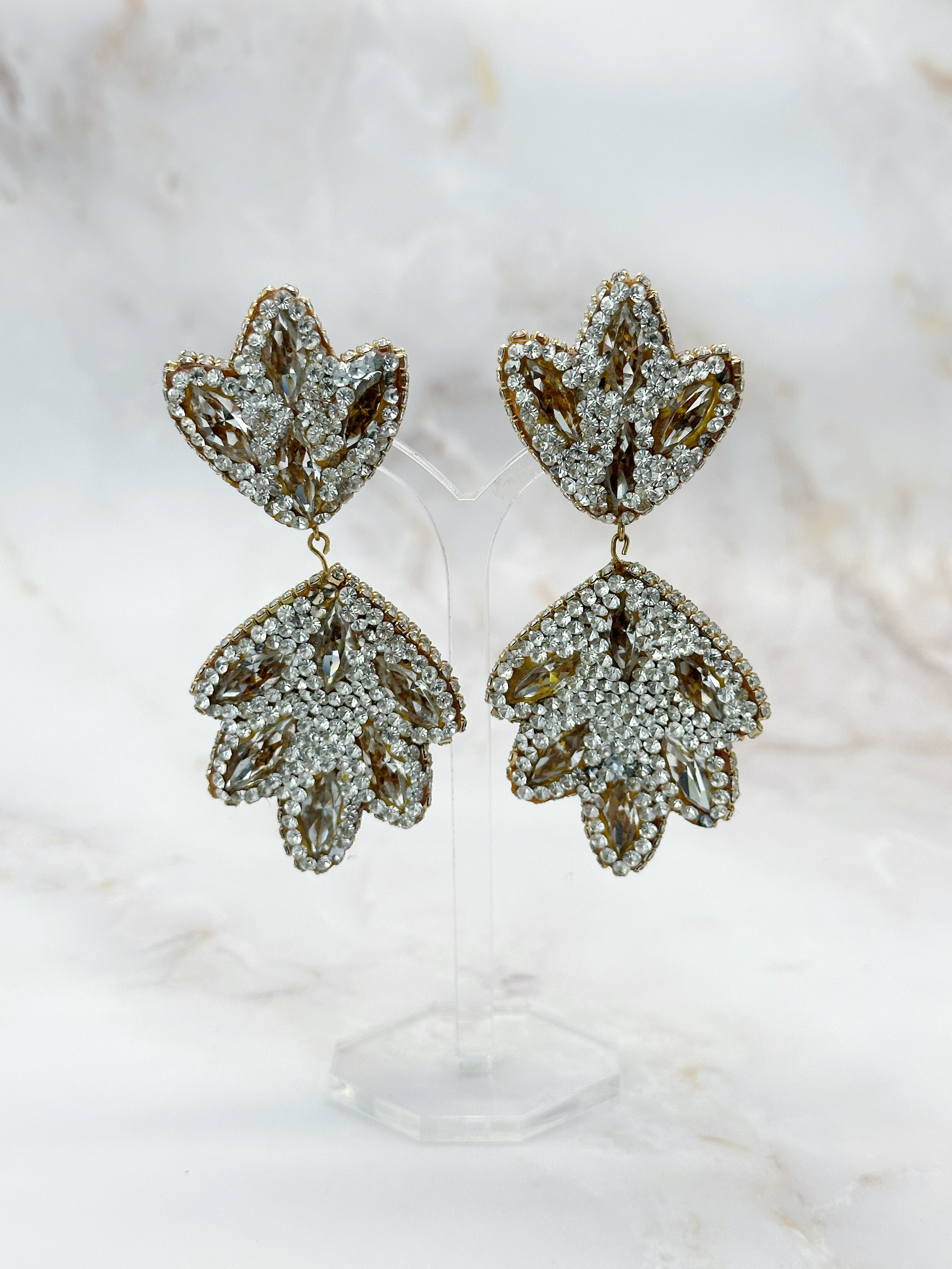 Extravagante Statement-Ohrclips von Deanna Hamro, Kristallblüte