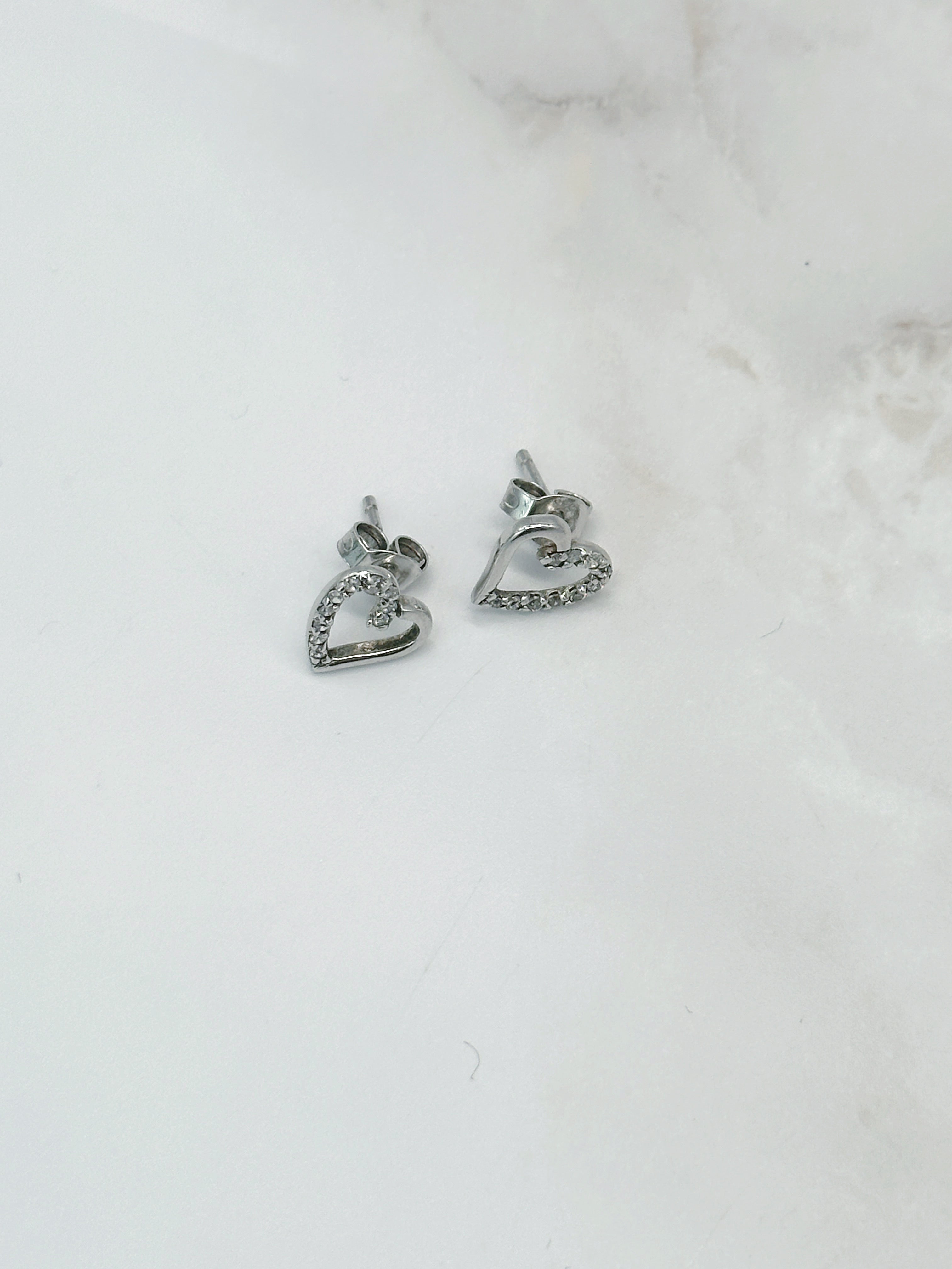 Minimalistische Herz-Ohrstecker aus 925 Silber mit Strass