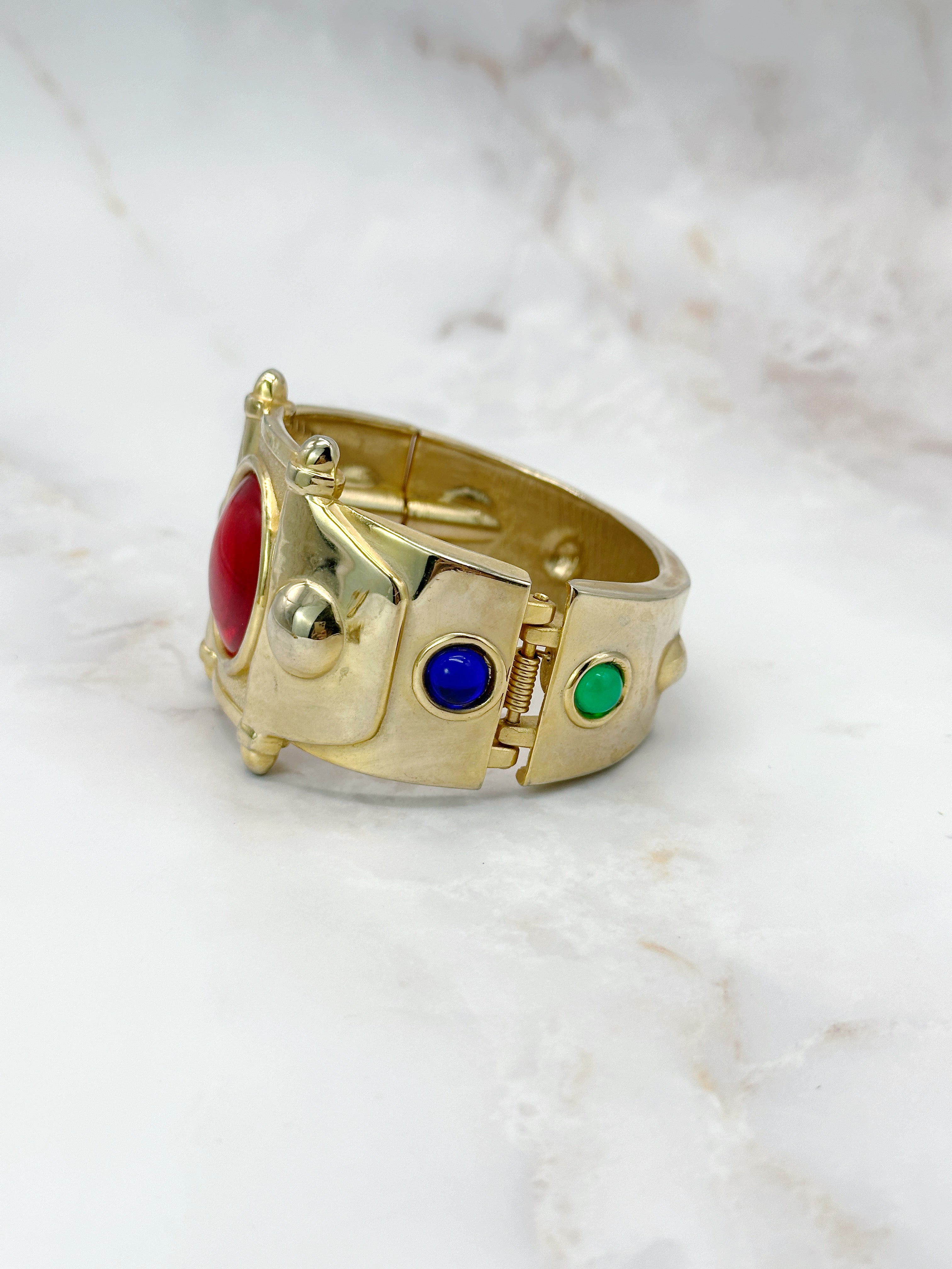 Massive 80er Jahre Armspange mit bunten Glassteinen