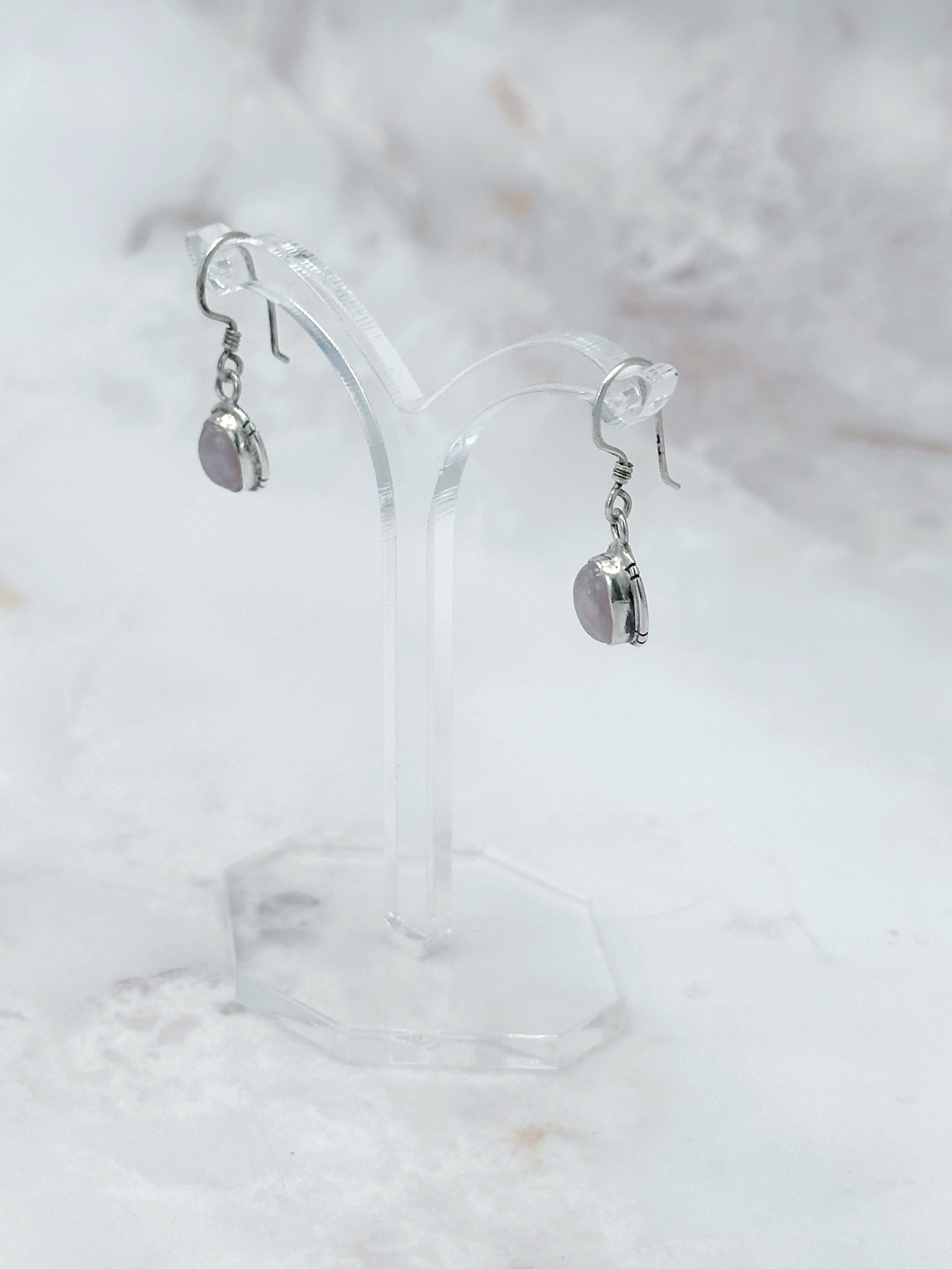 Feine Ohrgehänge aus 925 Silber mit Rosenquarz-Cabochon