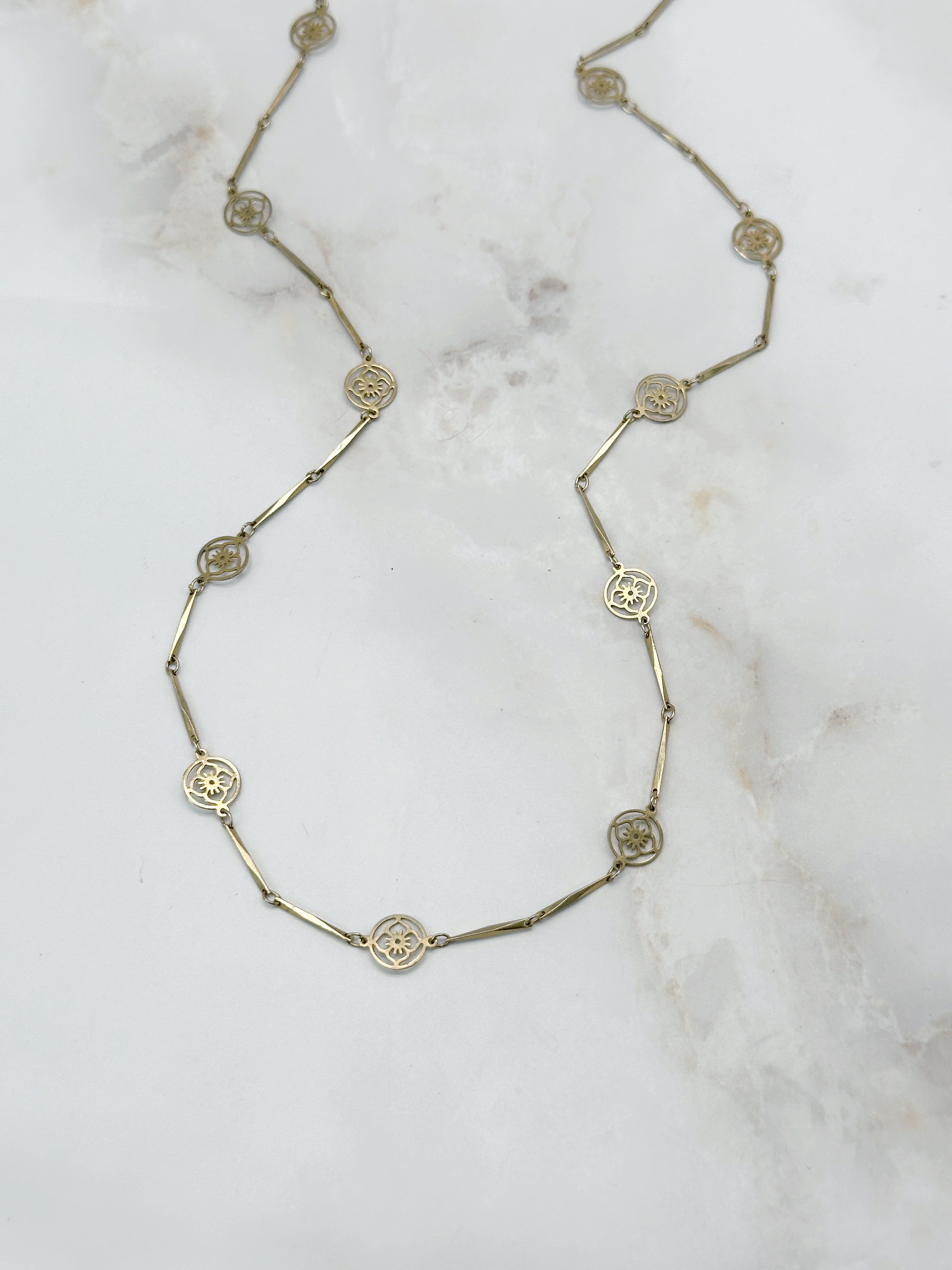 Lange vergoldete Vintage Halskette signiert AVON mit Blumen-Elementen