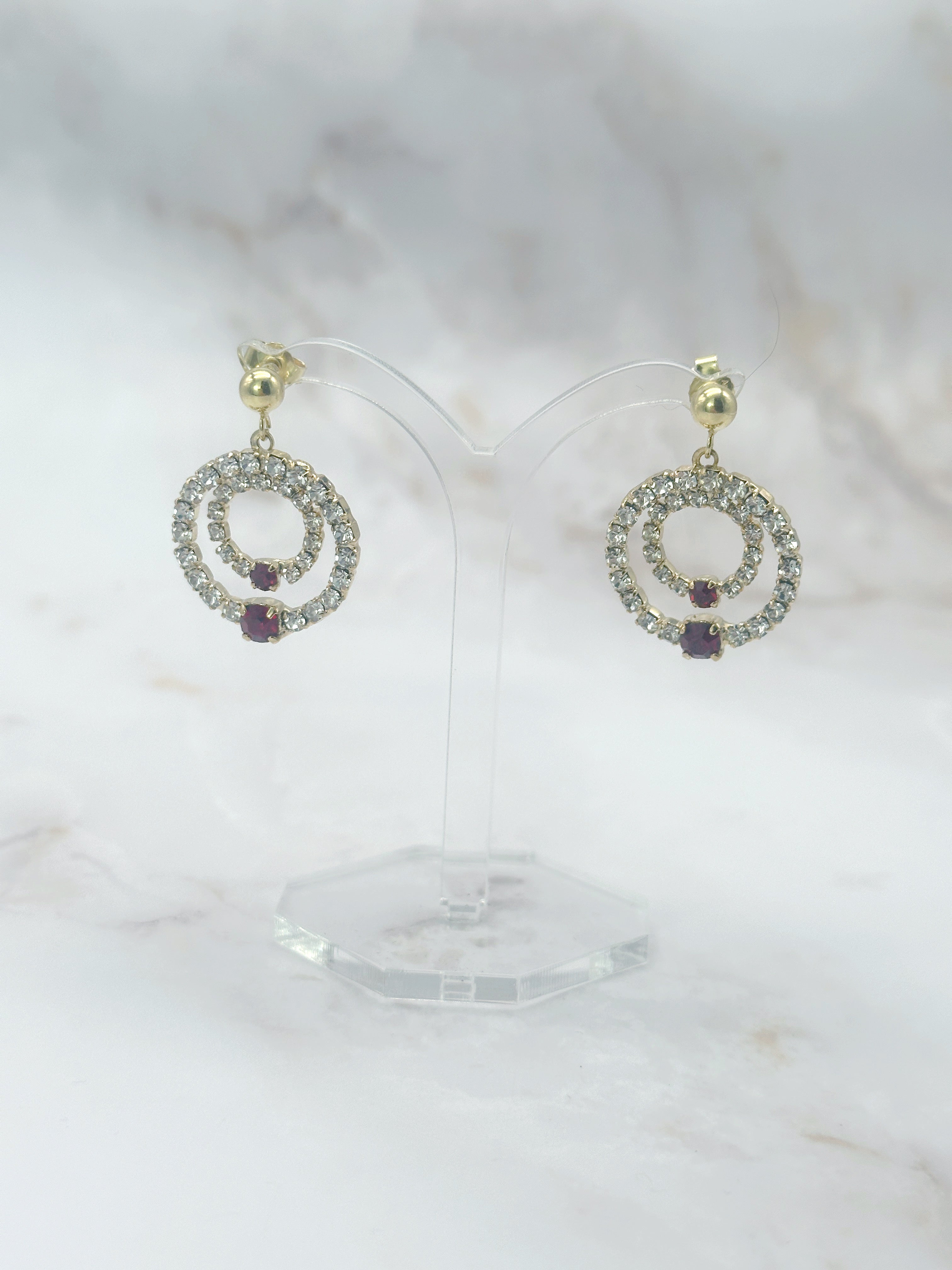 Vergoldete runde Vintage Ohrstecker mit Strass und roten Akzenten