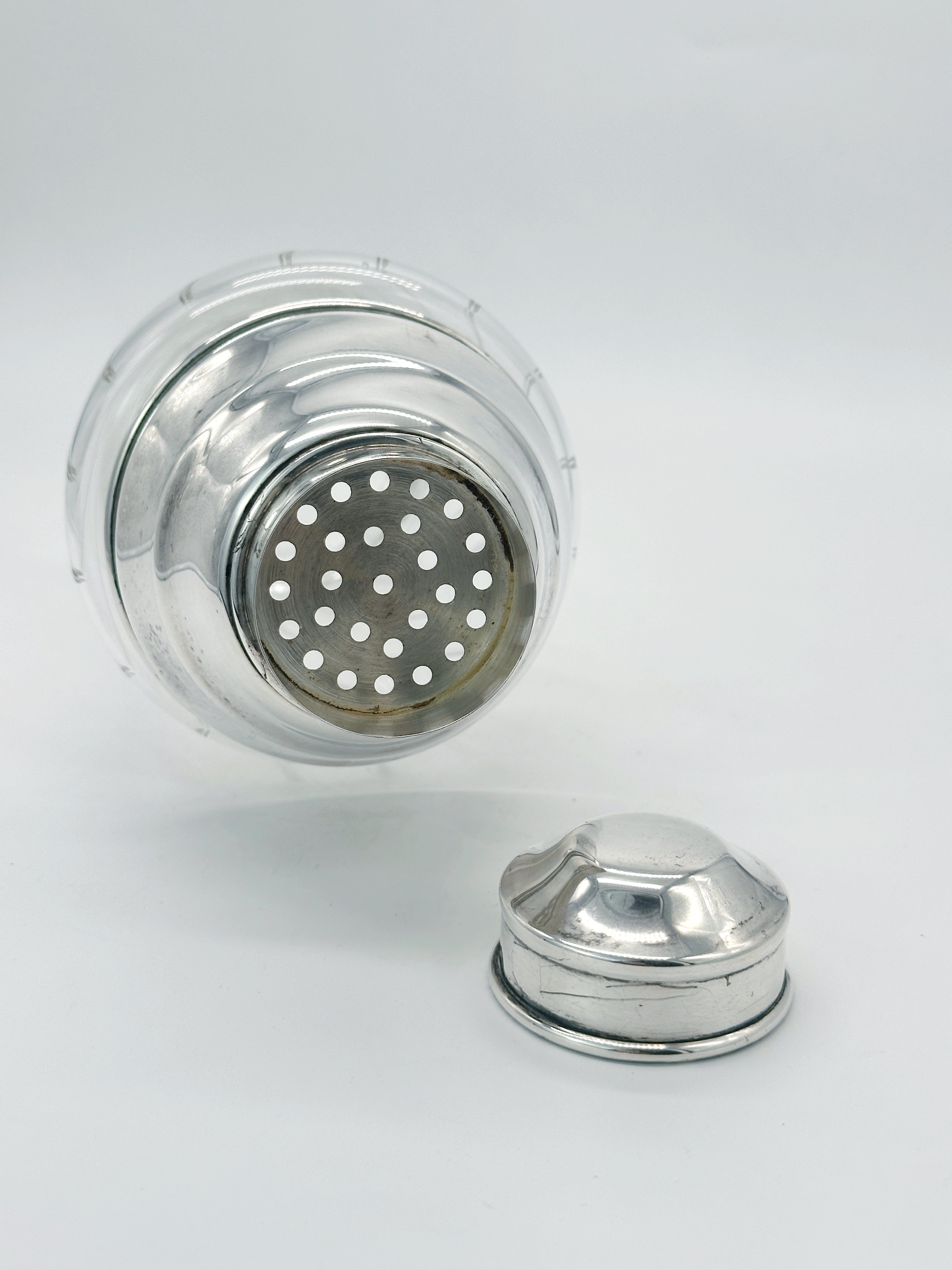 Eleganter Art Déco Cocktailshaker mit Glasätzung um 1930