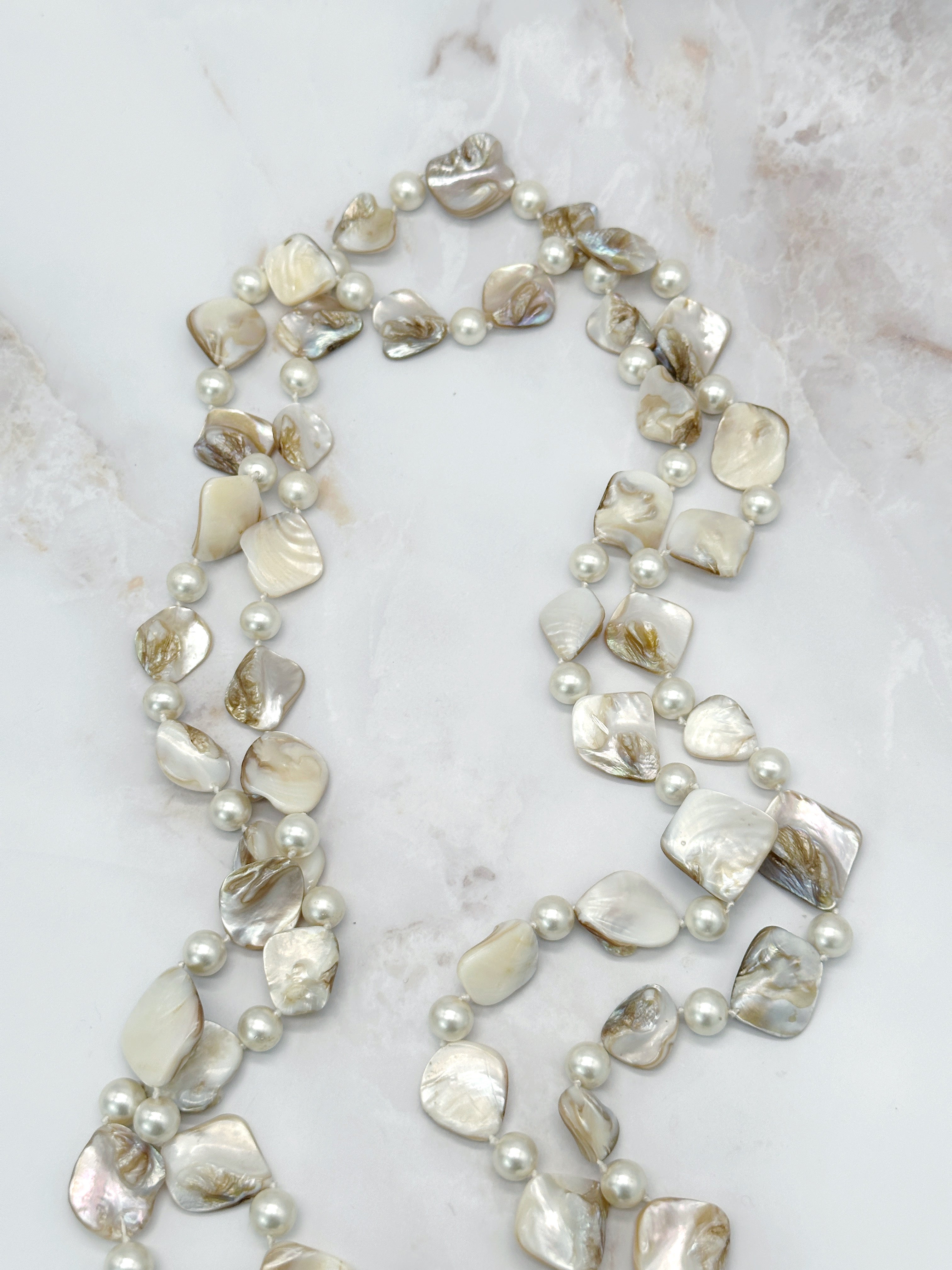 Lange Halskette mit Zuchtperlen und Muschelelementen