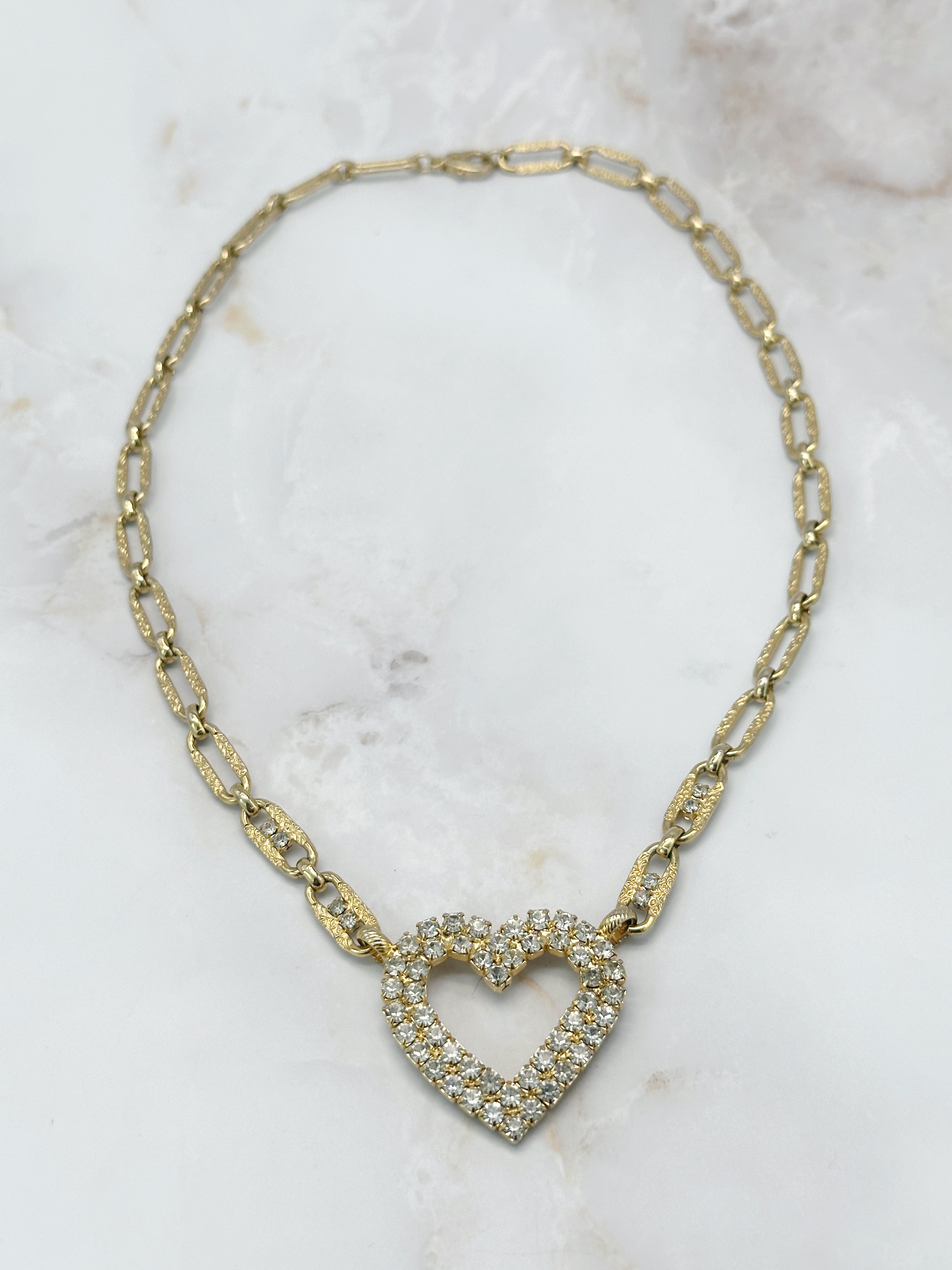 Vintage Halskette mit gravierten Gliedern, Strass & Herzanhänger