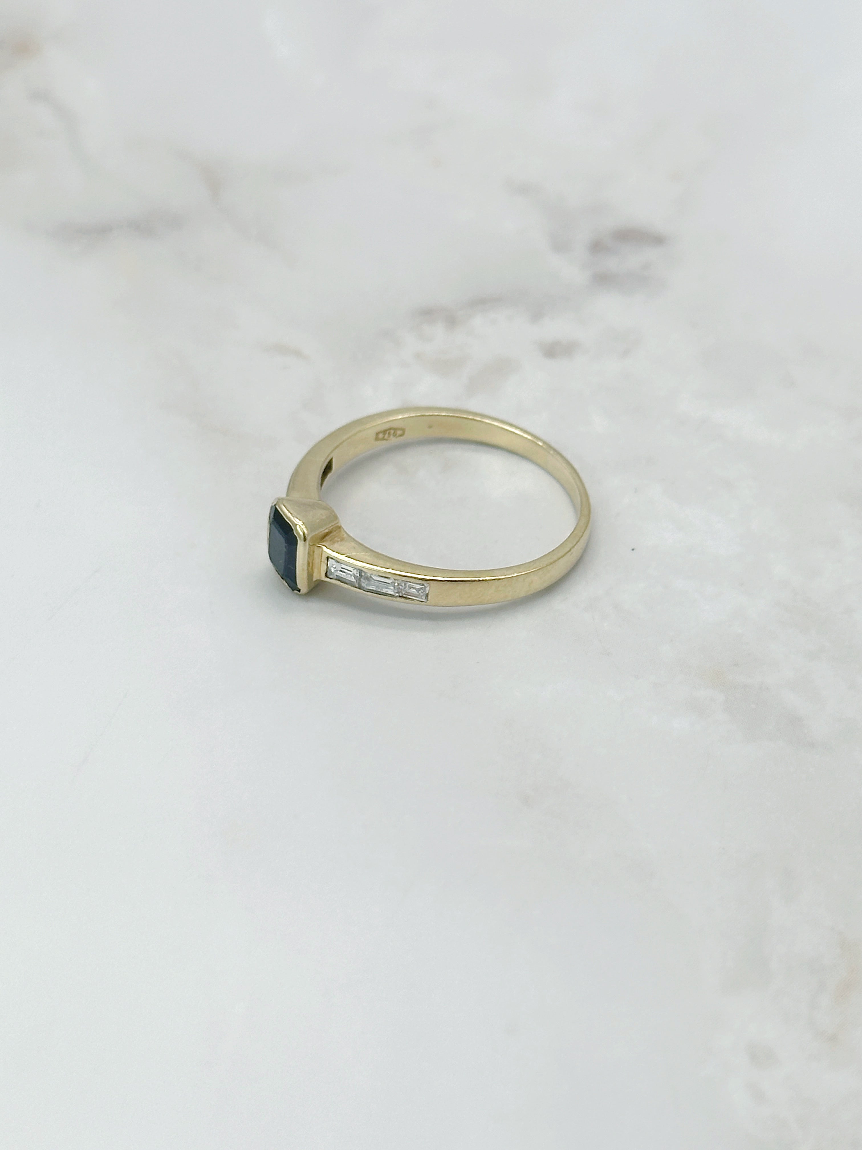 Ring in 750 Gelbgold mit dunkelblauem Saphir und Diamant-Baguetten