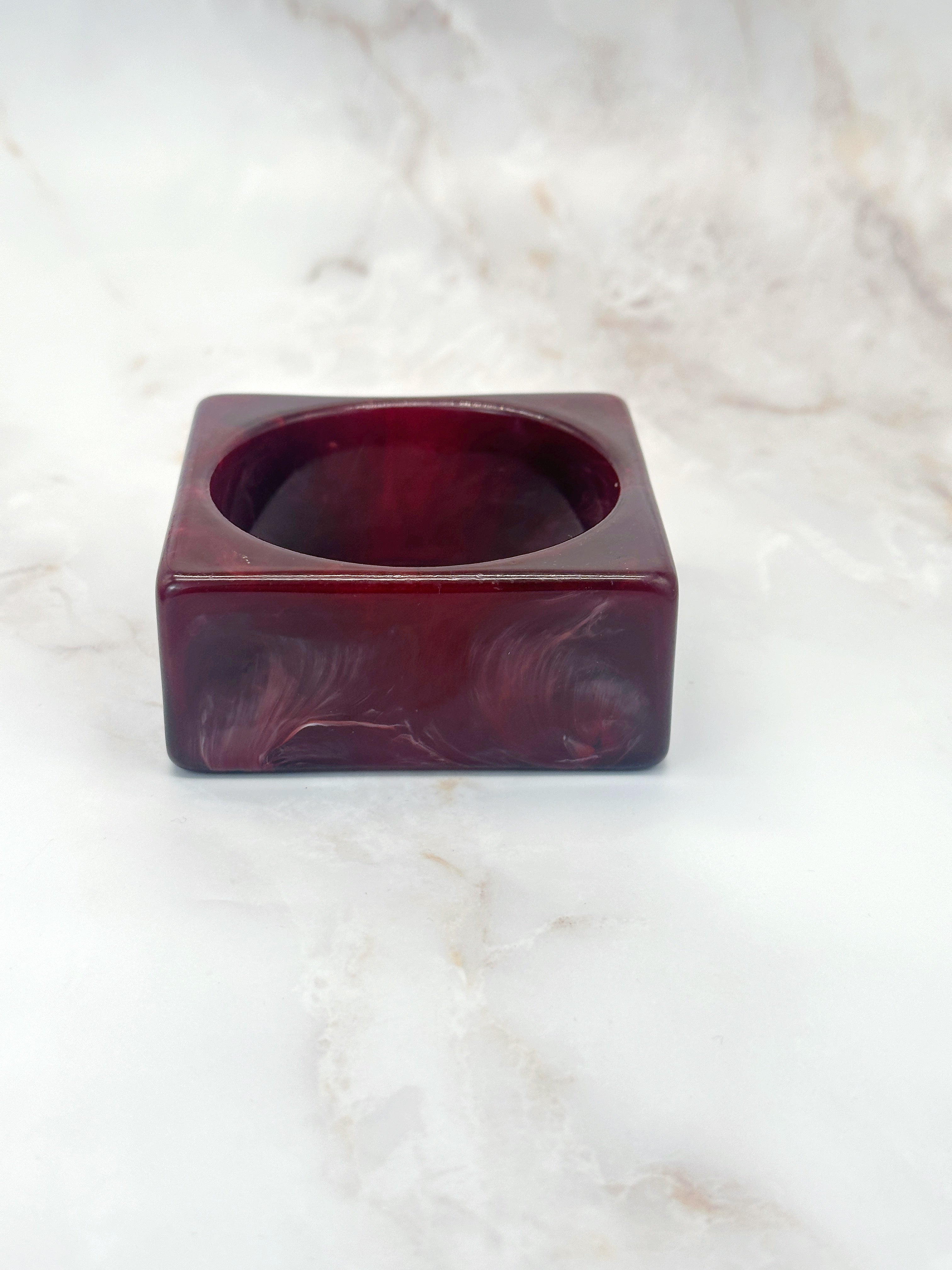 Eckiger Vintage Armreif aus Resin in Grün oder Weinrot