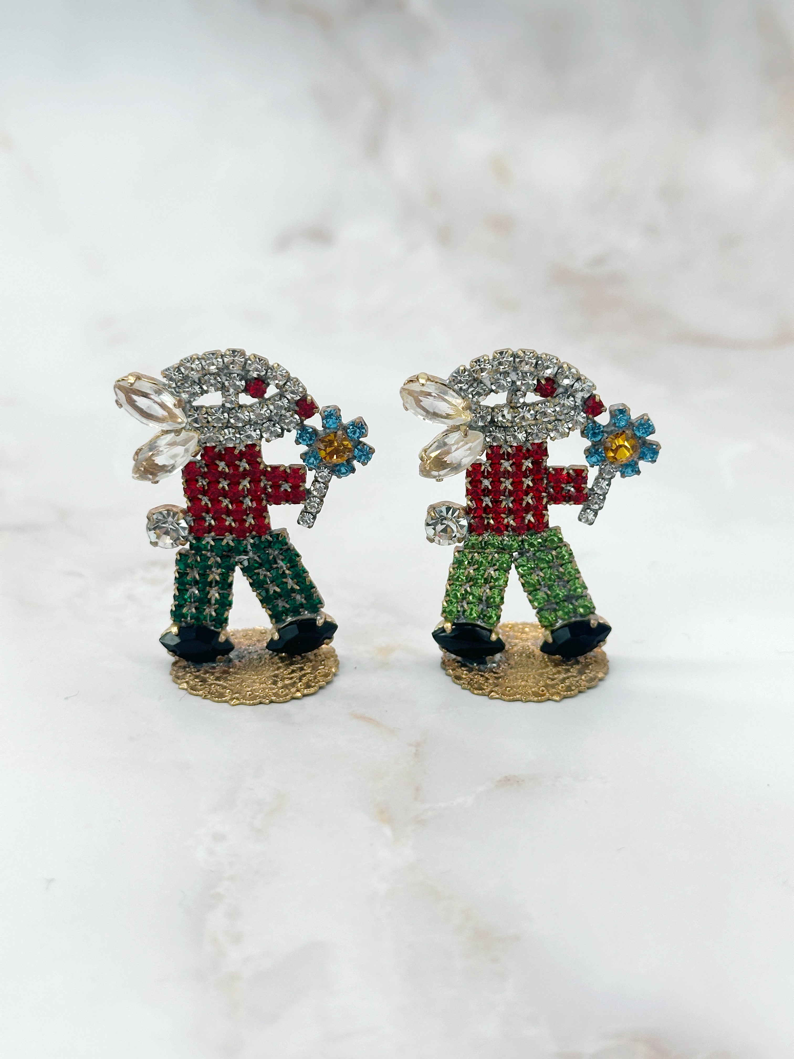 Bezaubernder Gablonzer Hase mit bunten Kristallen und blauer Blume