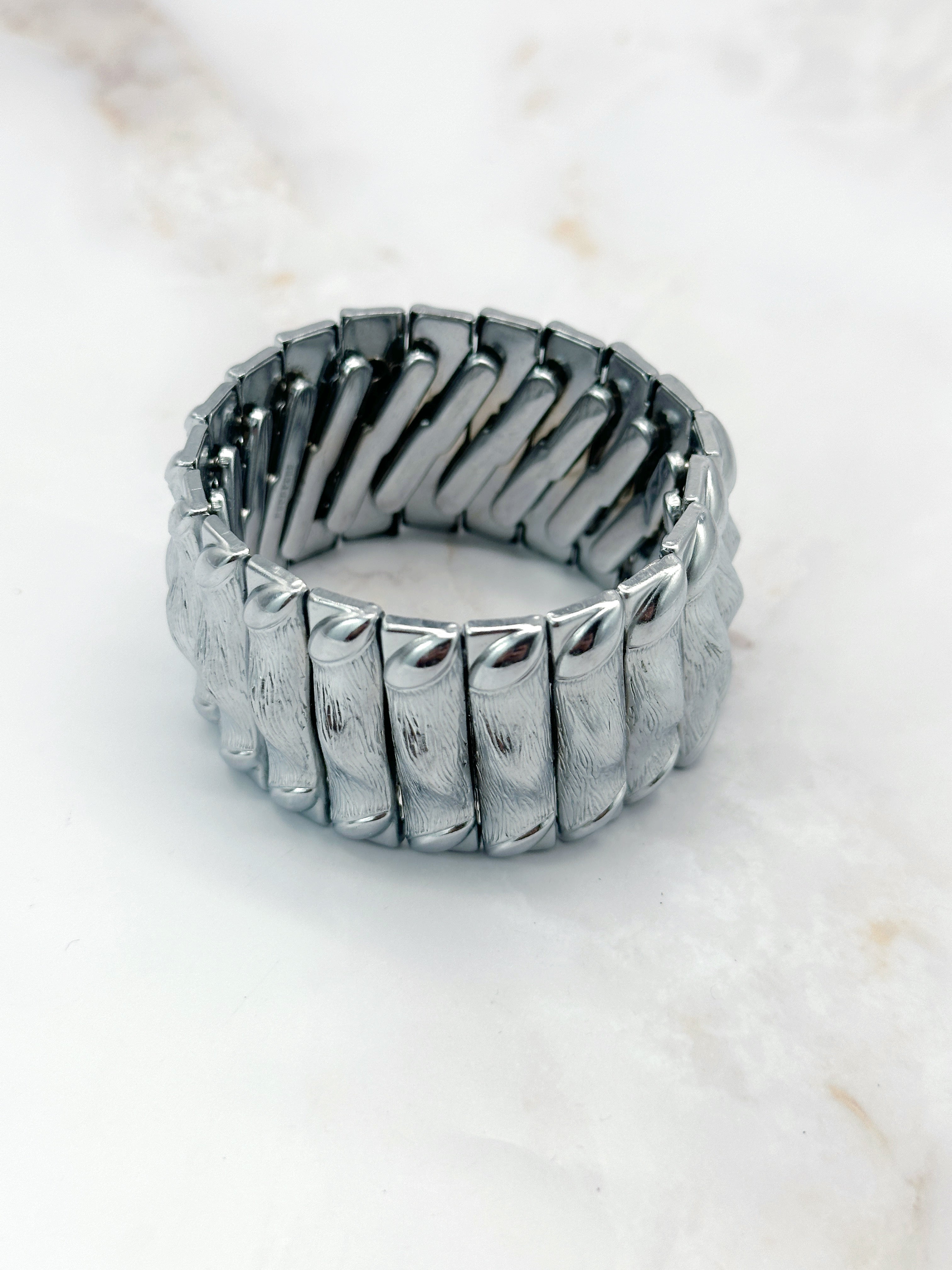 Silberfarbenes Vintage Armband flexibel im Bambus-Design