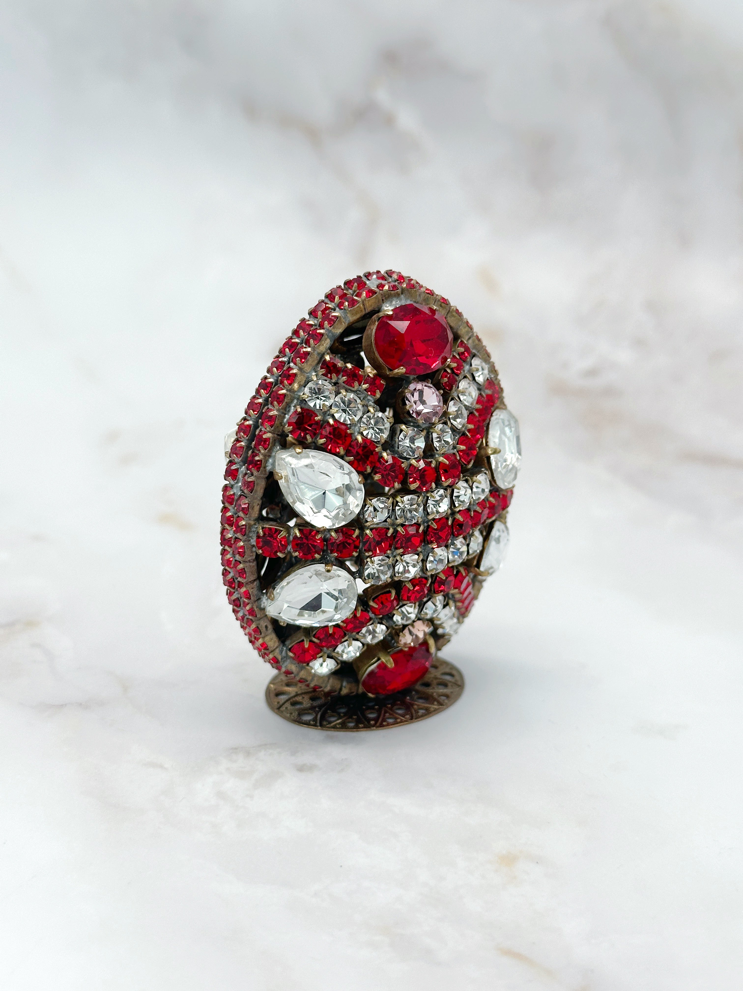 Seltenes rundum verziertes Gablonzer Osterei mit Standfuß