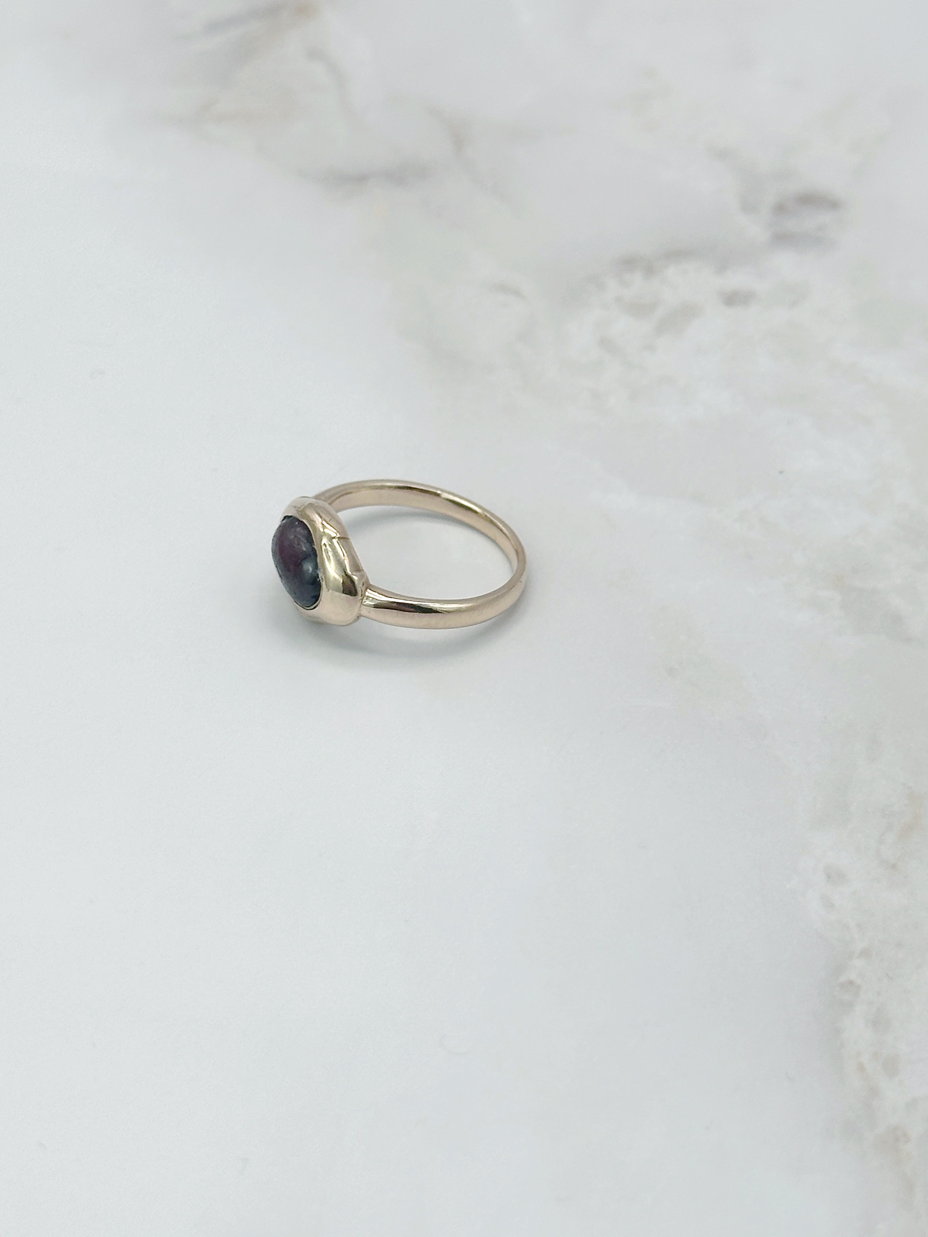 Antiker Ring in 585 Gelbgold mit Granatcabochon