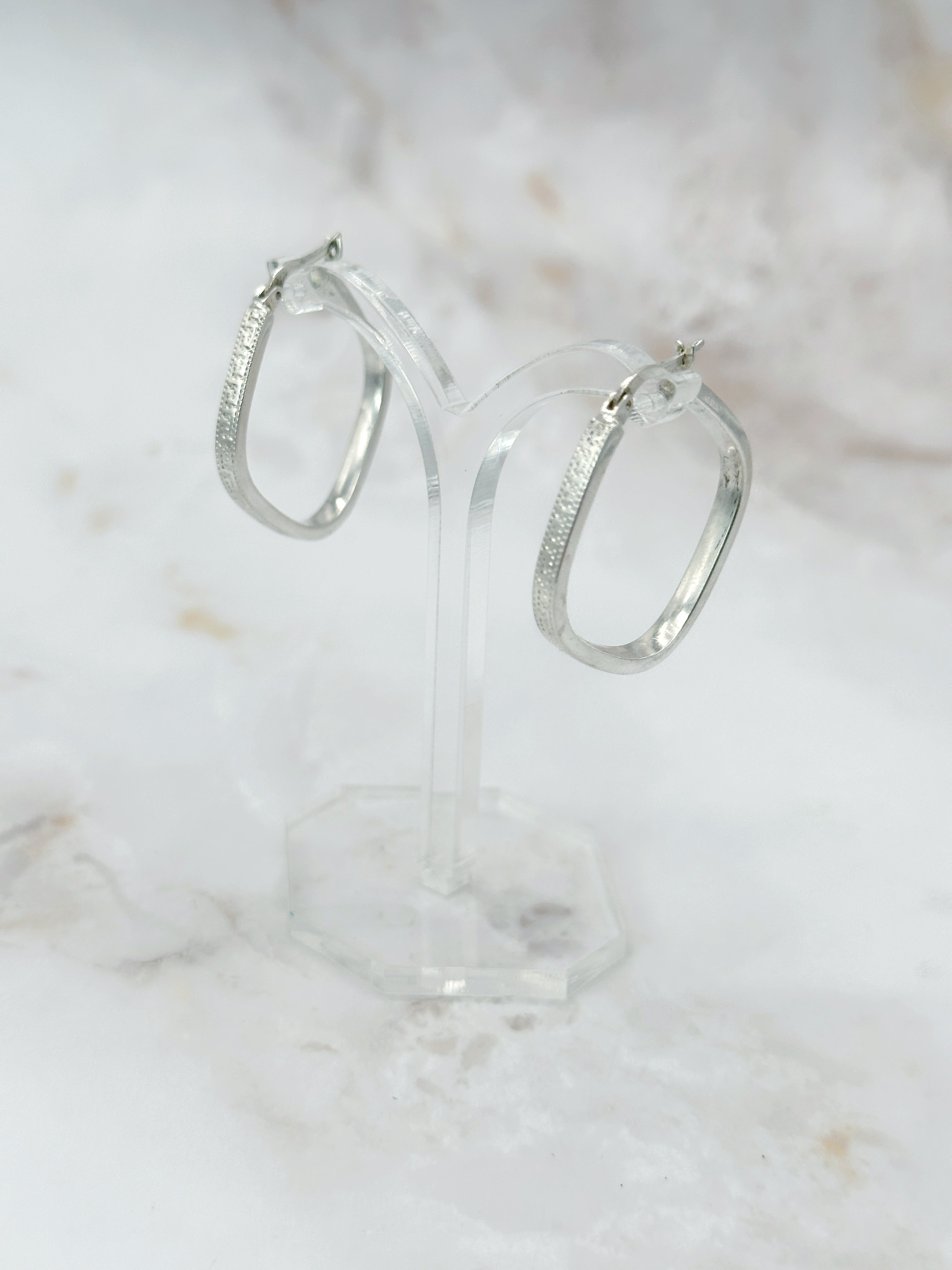 Moderne eckige Creolen aus 925 Silber mit griechischem Muster