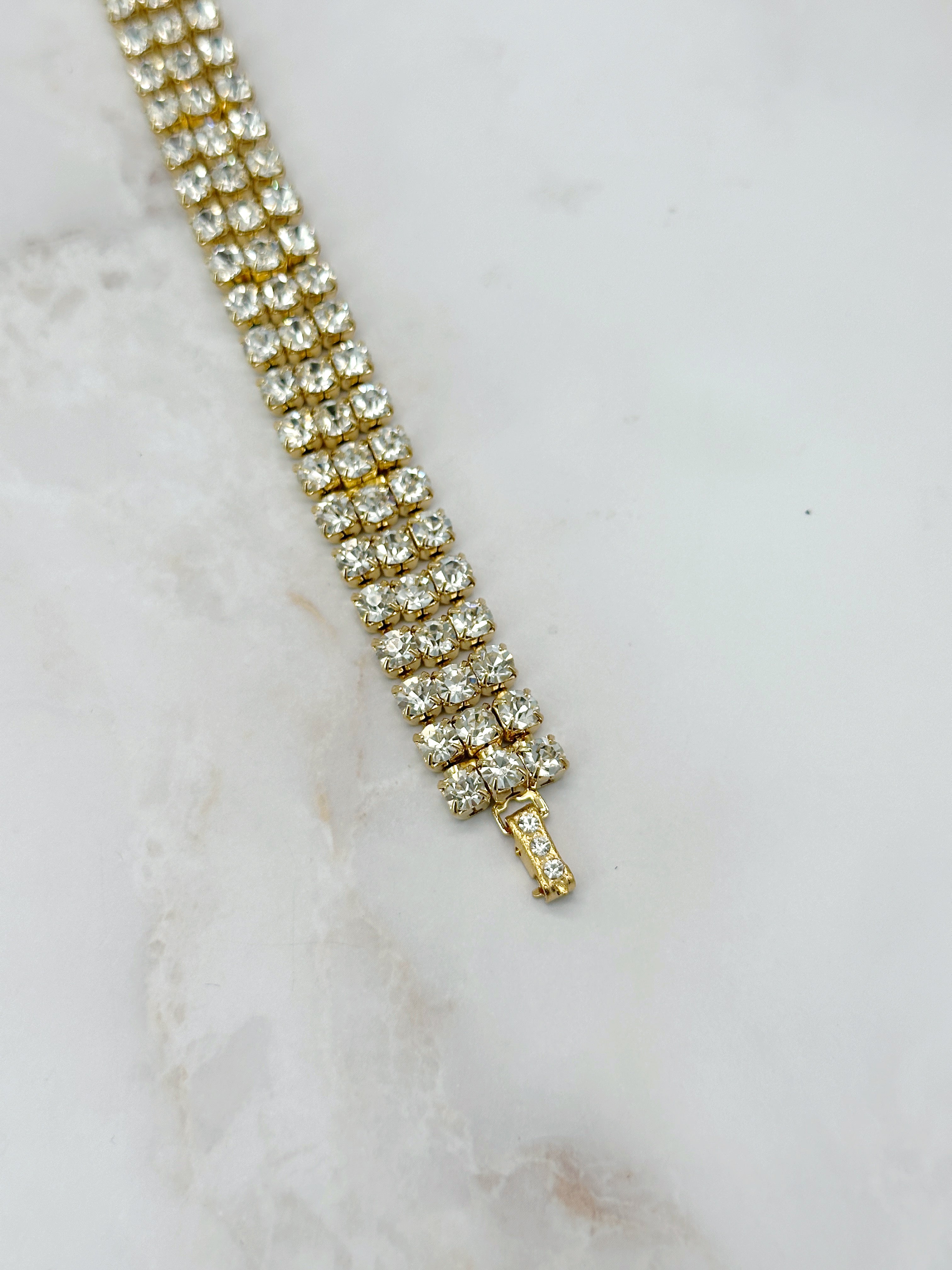 Vergoldetes Strassarmband mit drei Reihen Strass